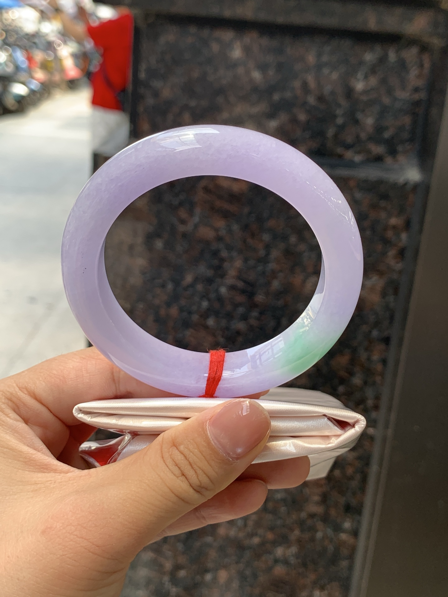 春彩正圈 56.3-12.3-9.8 0724-N1246 打灯纹裂，底妆水润细腻，浓郁紫底与果阳绿搭配，宛如春天的繁华。在岁月的长河流转中绽放着独特的魅力，气质温婉而迷人。