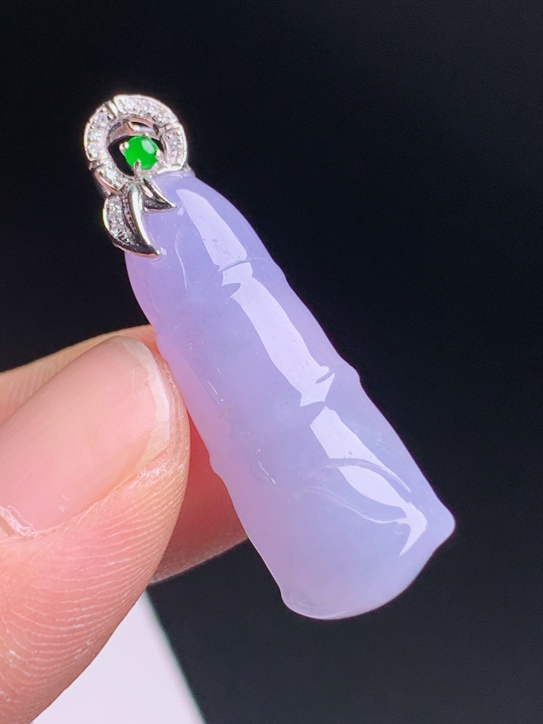 冰粉紫竹节吊坠，玉质细腻柔光满满，节节高升形制雅致，绿宝钻扣轻奢百搭