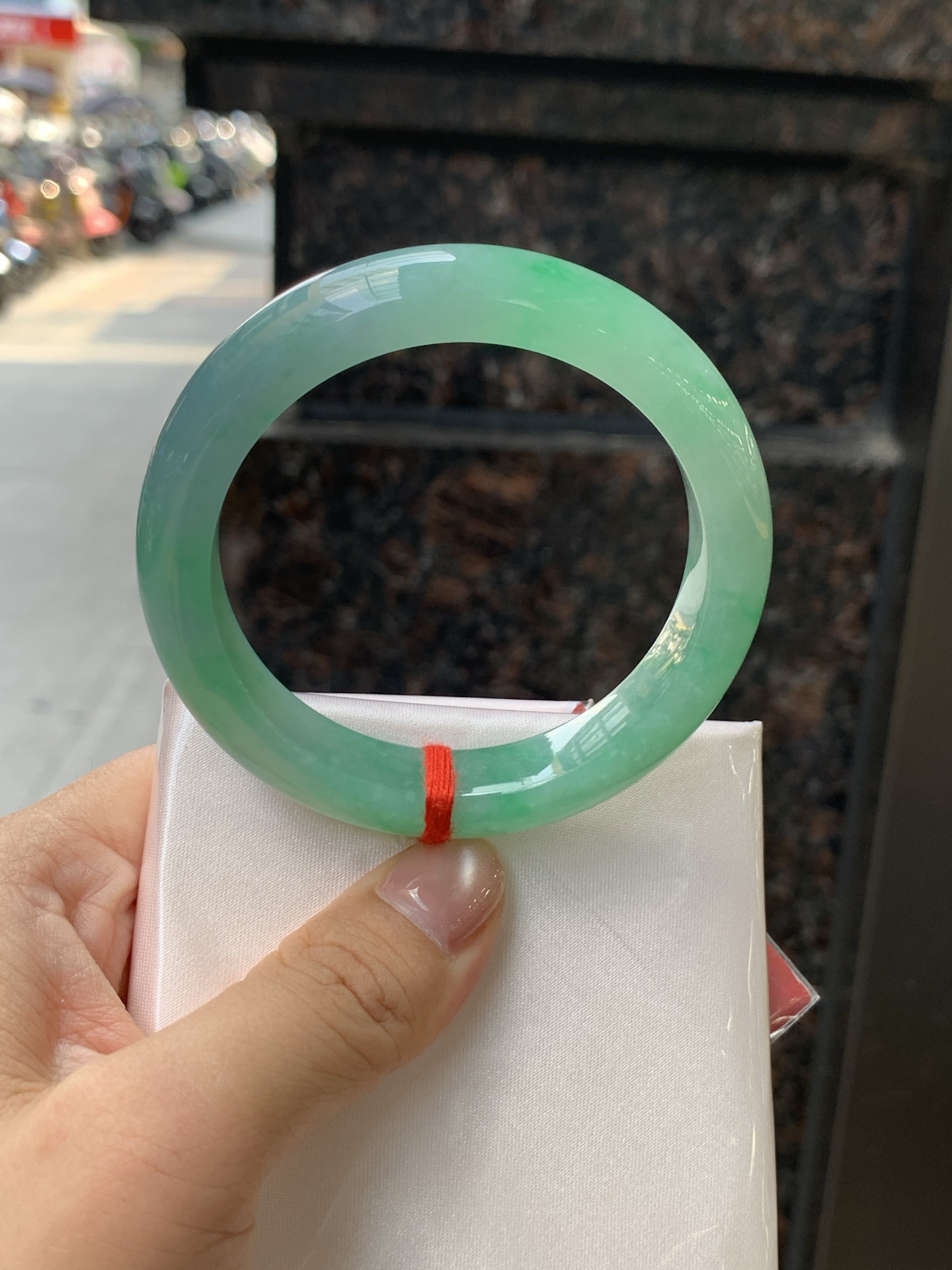 春彩正圈 53.3-11.5-8.5 0724-N1247 打灯棉线+棉纹，底妆水润细腻，淡淡粉底与果阳绿搭配，宛如春天的繁华。在岁月的长河流转中绽放着独特的魅力，气质温婉而迷人。
