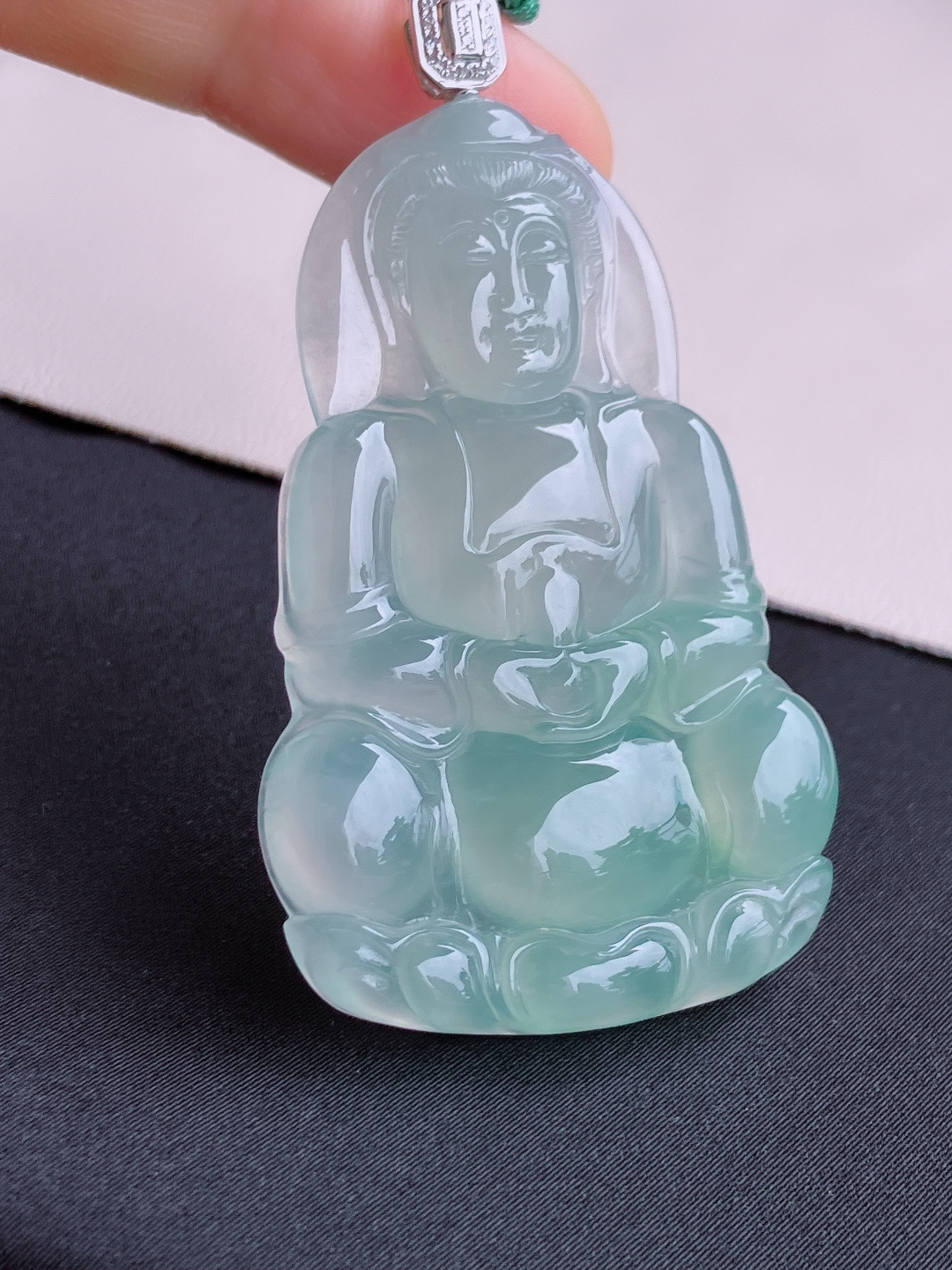 底色观音，晶莹剔透，面容慈祥，尺寸65.5/58/36.6/6.5/自然光实拍