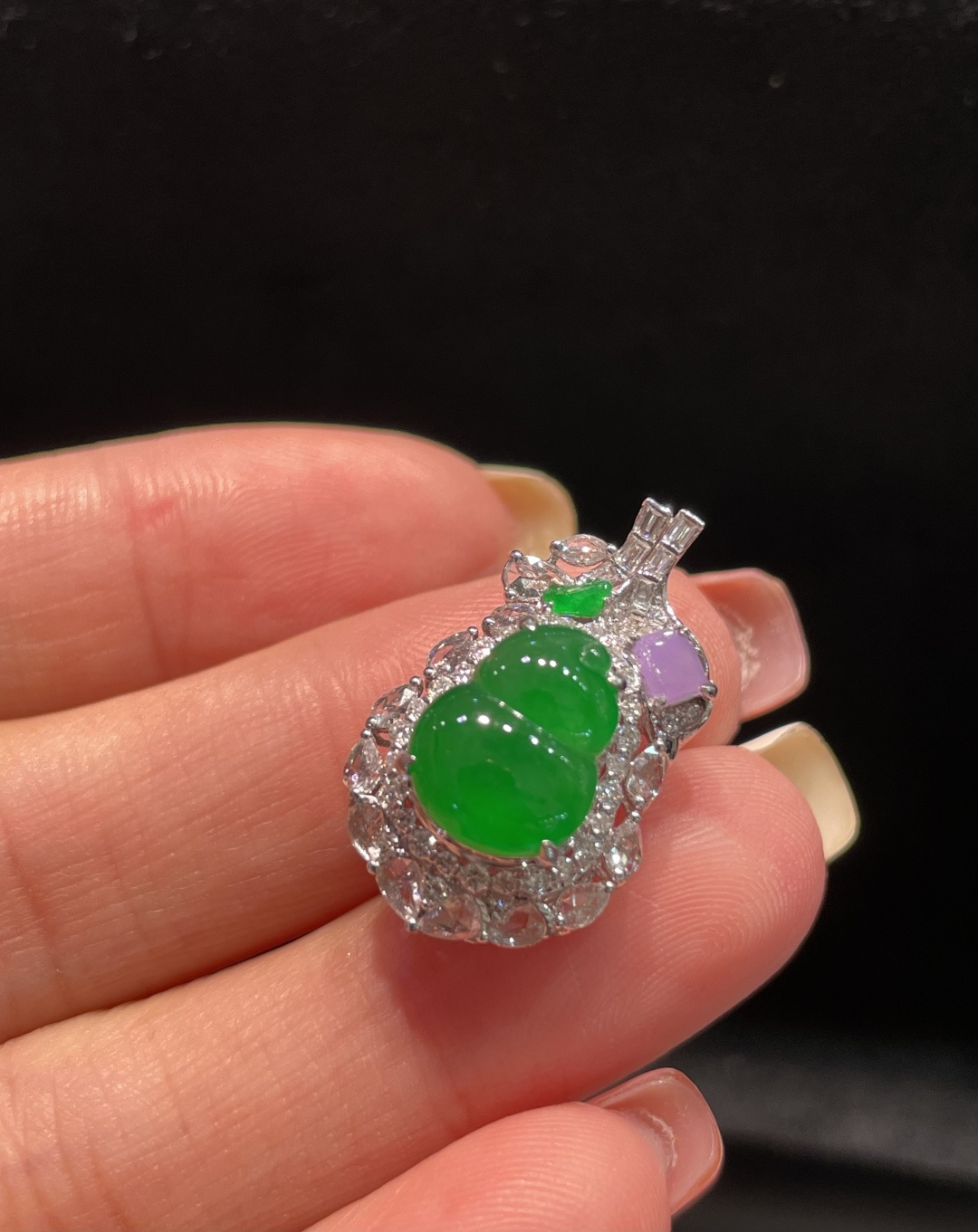 ️ 翡翠A货 葫芦吊坠 阳绿满色，料子冰润细腻，种老起光，18k金镶真钻，上身佩戴效果很好 整体23.9-14.5-11.3裸石11-8.7-3