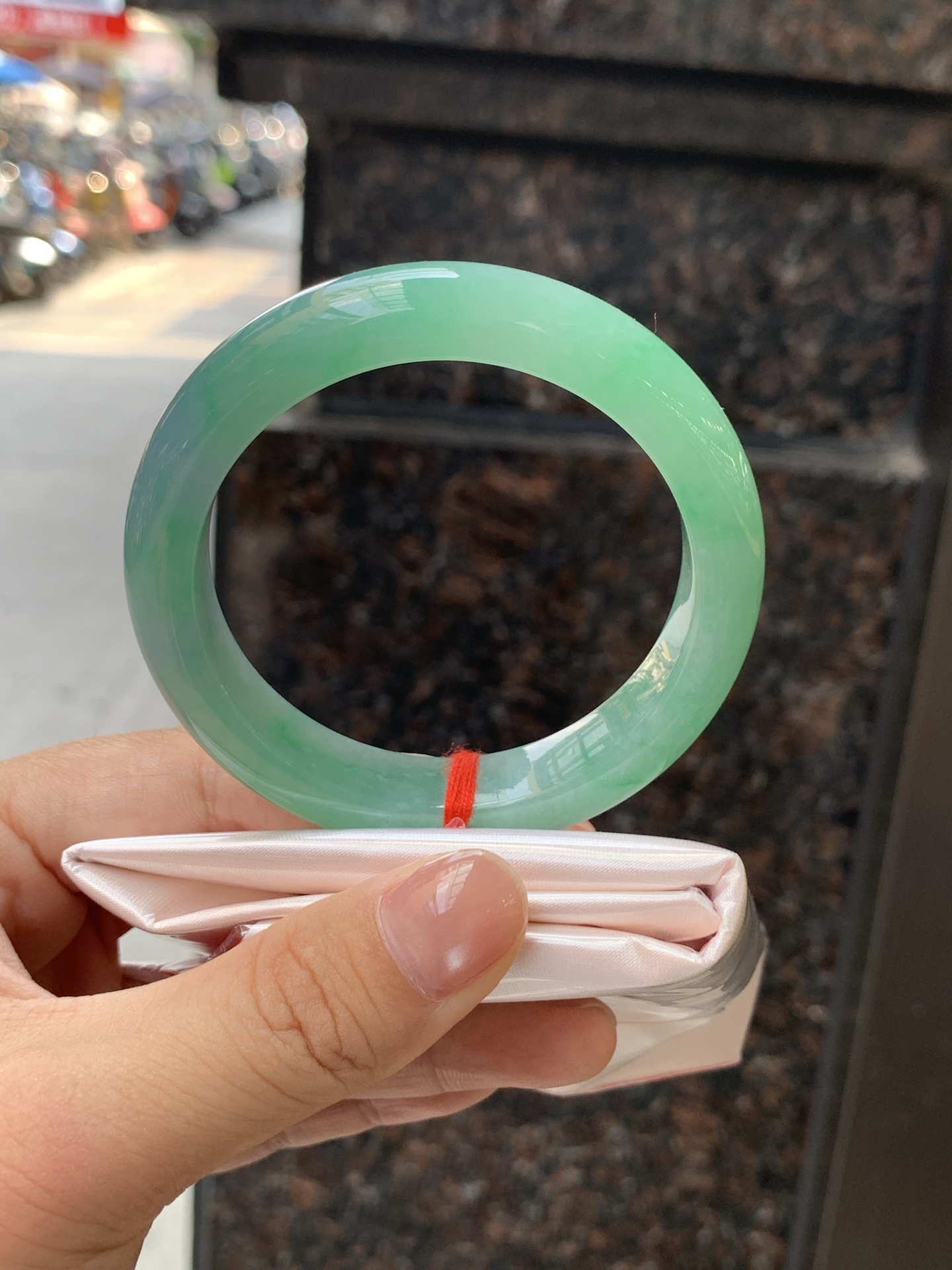 春彩正圈 53.3-11.5-8.5 0724-N1247 打灯棉线+棉纹，底妆水润细腻，淡淡粉底与果阳绿搭配，宛如春天的繁华。在岁月的长河流转中绽放着独特的魅力，气质温婉而迷人。