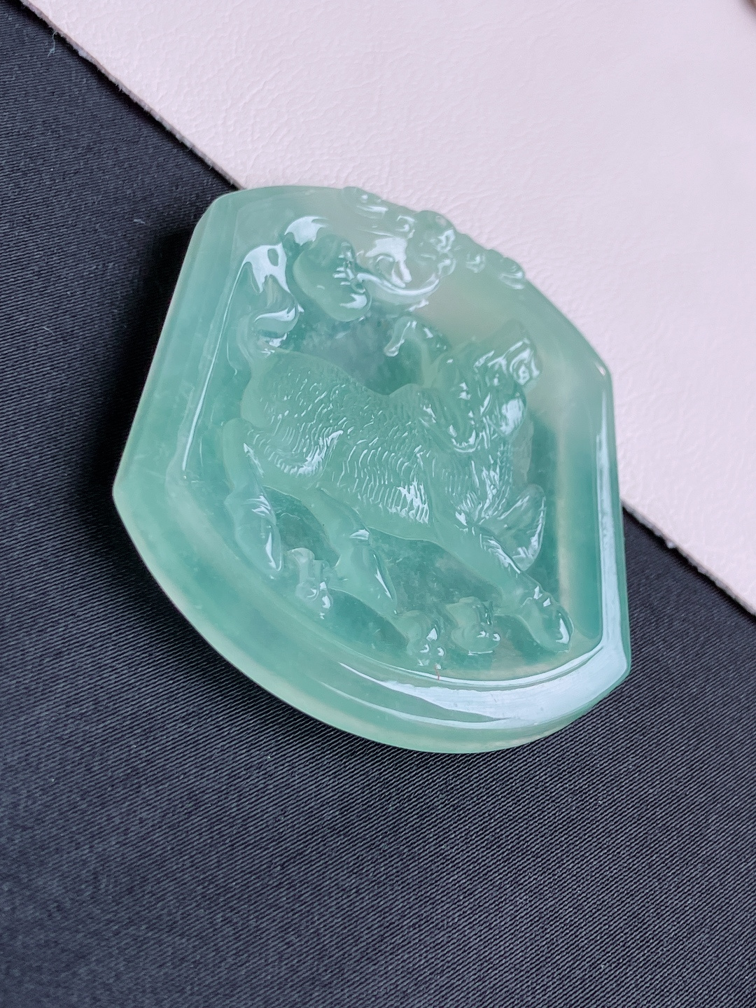 绿底生肖牛牌，晶莹剔透，尺寸51.3/43.6/5.8/自然光实拍