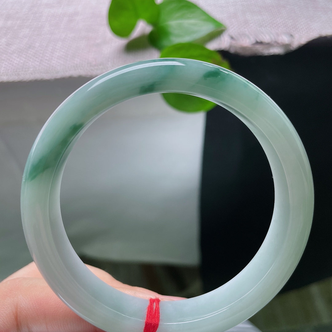 57.8/12.2/8.1，飘花正圈，无裂，墨绿飘花悠然晕于清透玉面，似远山雾影藏尽江南水墨意境。s