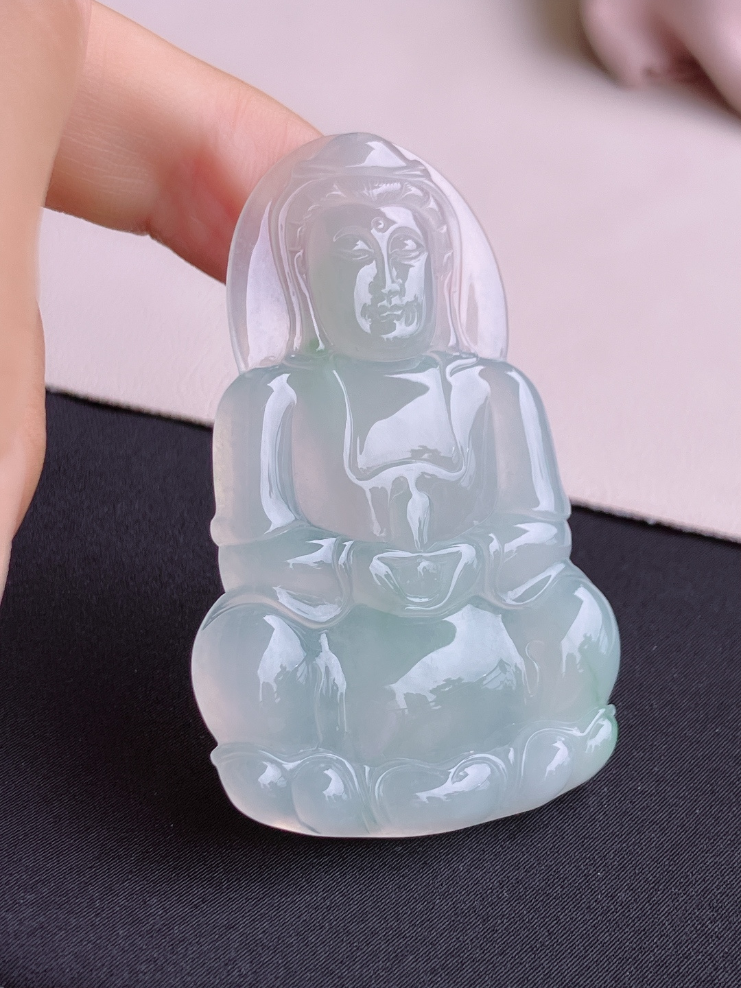 冰透观音，晶莹剔透，面容慈祥，尺寸60.5/38/5.6/自然光实拍