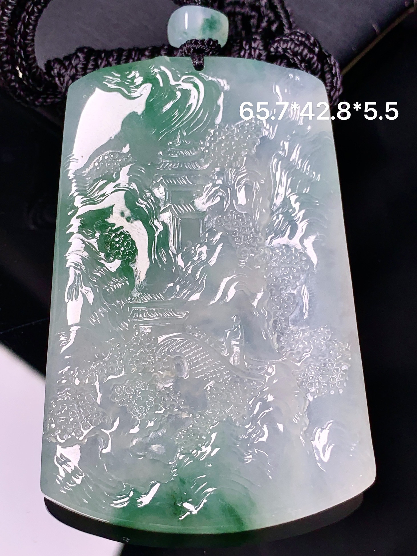 飘绿山水牌子吊坠 玉质细腻 色泽艳丽清新 水润亮眼 整体尺寸65.7*42.8*5.5 L1