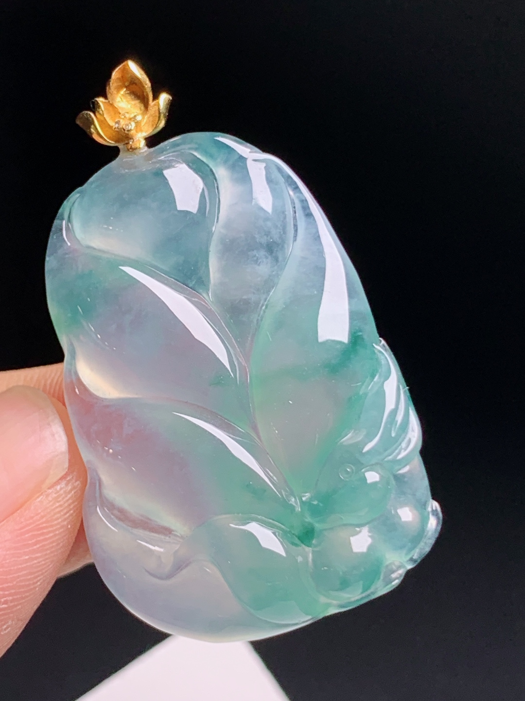 高冰飘花九尾狐吊坠，玉质清透起荧光，飘花灵动飘逸，金镶莲花扣头精致典雅，寓意事业有成