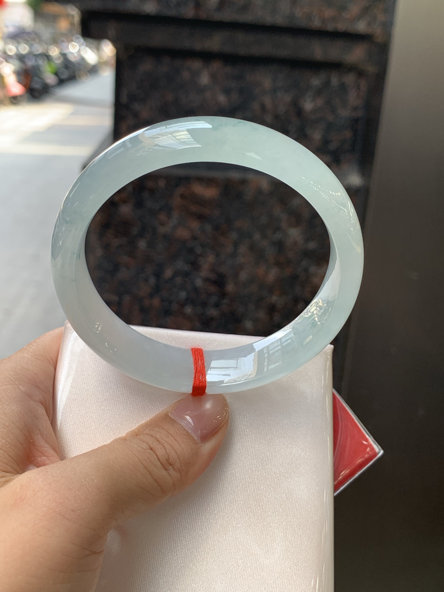 冰飘花正圈 59.3-15-7.3 0724-N1425 无裂，底妆冰润起光感，冰底中开出了朵朵蓝绿花，飘花灵动飘逸，勾勒出一幅唯美诗意的山水意境画，古典优雅又秀气