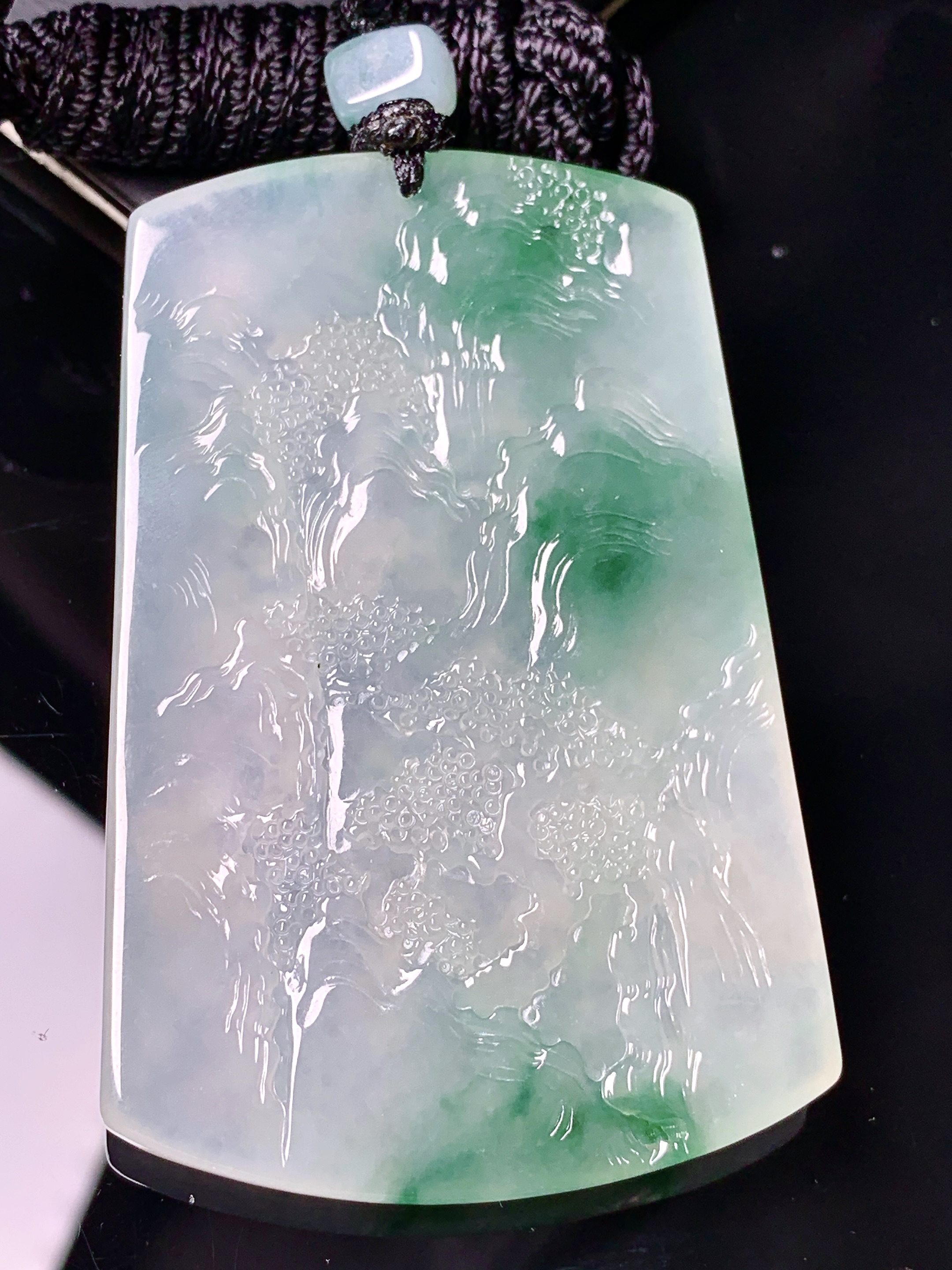 飘绿山水牌子吊坠 玉质细腻 色泽艳丽清新 水润亮眼 整体尺寸65.7*42.8*5.5 L1