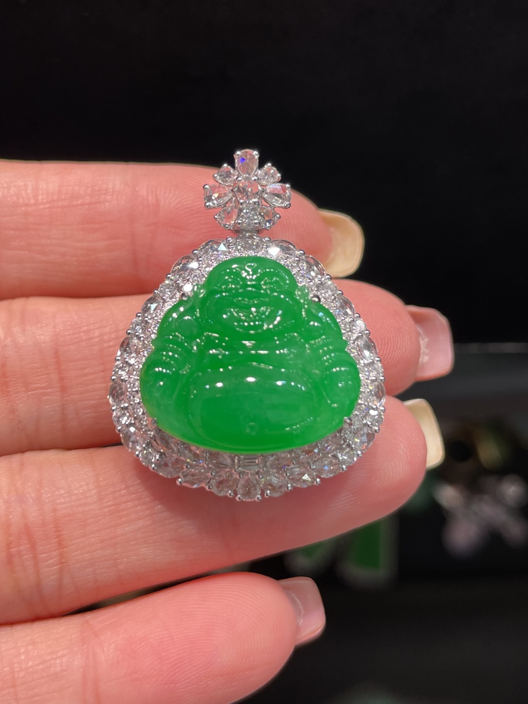 ️ 翡翠A货 佛公吊坠 阳绿满色，料子冰润细腻，种老起光，18k金镶真钻，上身佩戴效果很好 整体