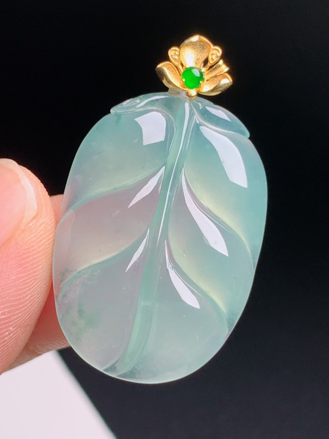 高冰晴水树叶吊坠，通透起光胶润细腻，金镶绿蛋顶扣精致雅致，大业有成 裸石29-20.5-4.3 整体35.9 53