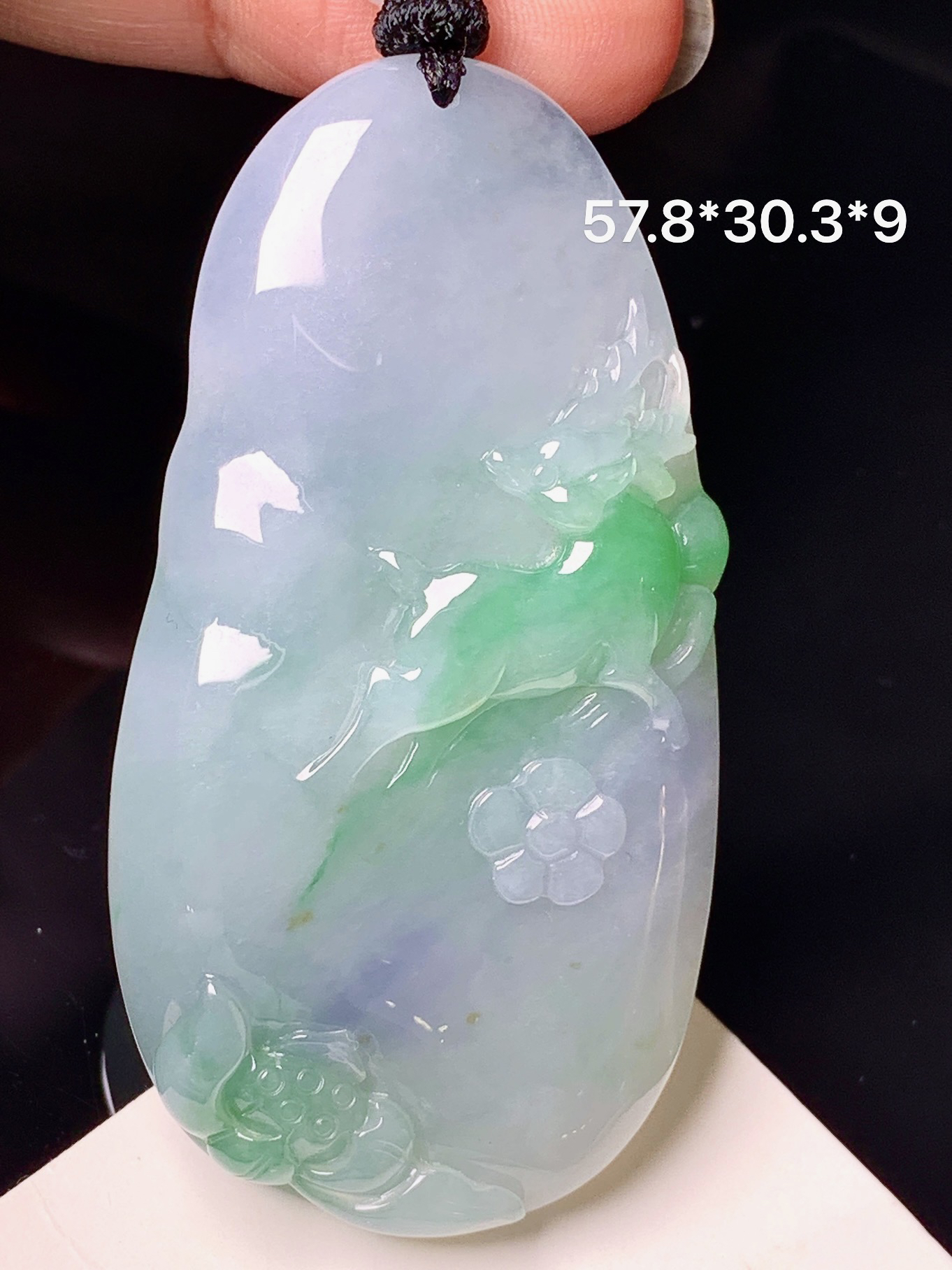 飘绿梅花鹿牌吊坠 玉质细腻 色泽艳丽清新 水润亮眼 整体尺寸57.8*30.3*9 L1
