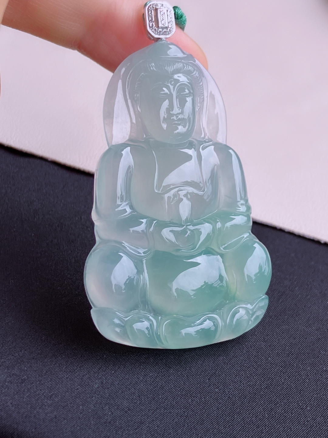 底色观音，晶莹剔透，面容慈祥，尺寸65.5/58/36.6/6.5/自然光实拍