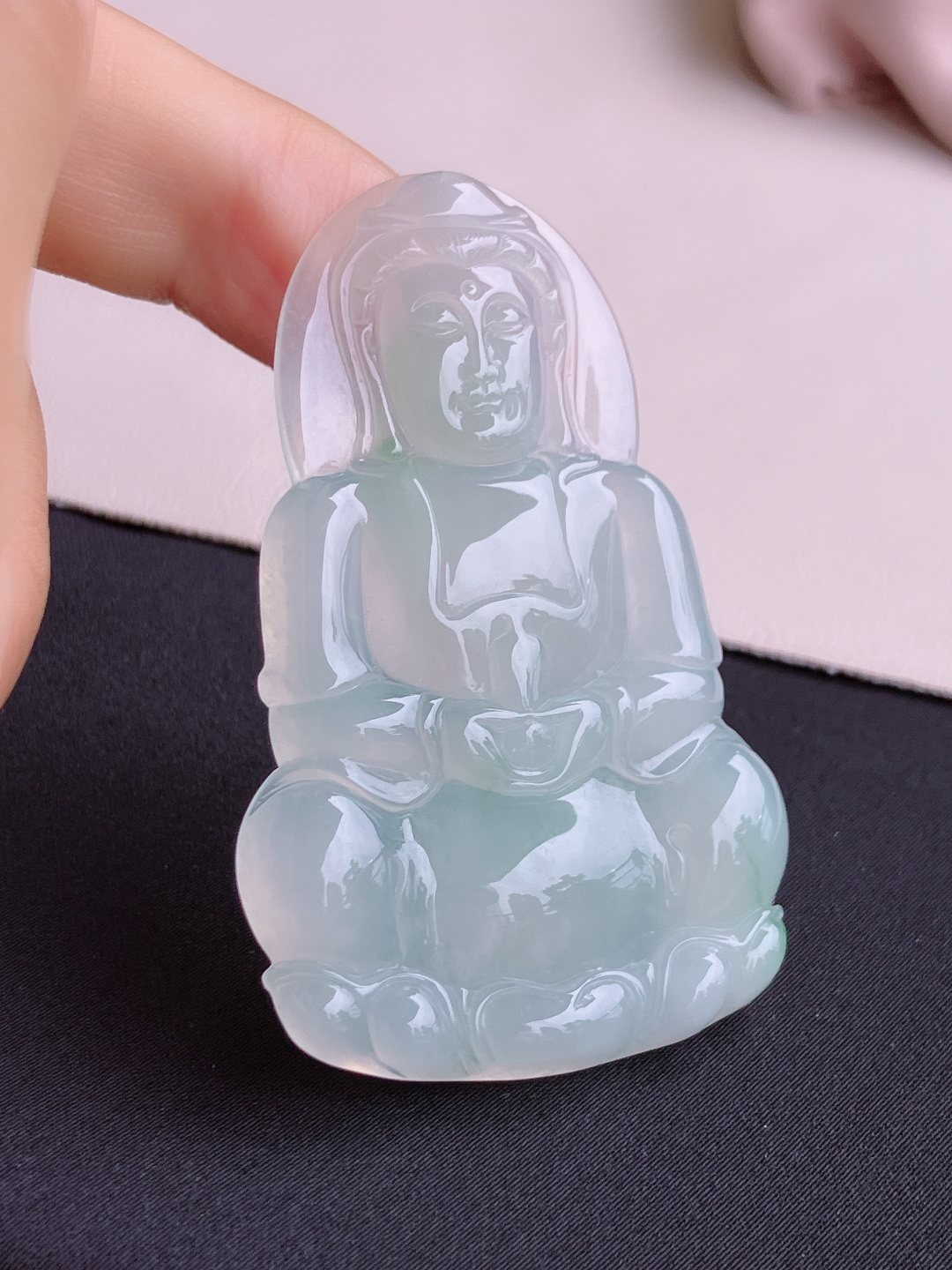 冰透观音，晶莹剔透，面容慈祥，尺寸60.5/38/5.6/自然光实拍