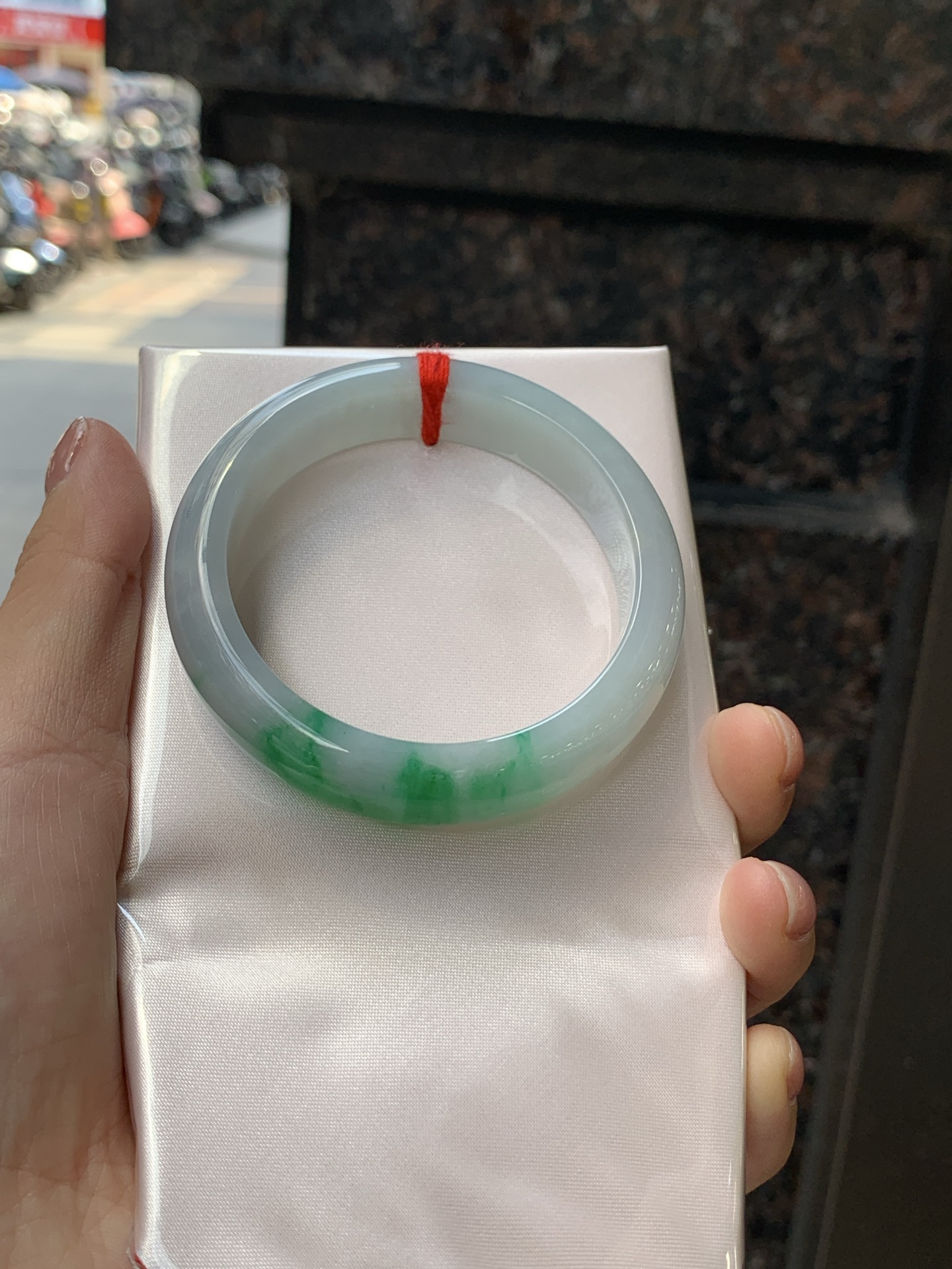 飘阳绿正圈 51.8-13.2-7.8 0724-4A169 打灯纹裂，飘阳绿花，鲜艳得像新冒头的嫩芽，灵动清新，即柔和又充满生机。
