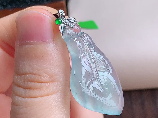 ️ 18K金伴钻叶子，无裂，尺寸39.1/34.1-18.3-4.6mm，包A附证书