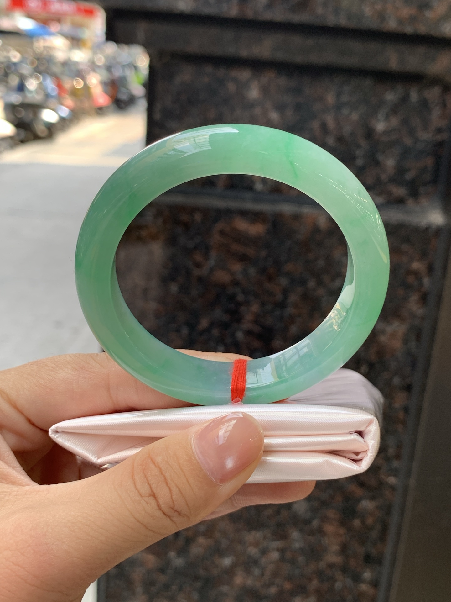 春彩正圈 53.3-11.5-8.5 0724-N1247 打灯棉线+棉纹，底妆水润细腻，淡淡粉底与果阳绿搭配，宛如春天的繁华。在岁月的长河流转中绽放着独特的魅力，气质温婉而迷人。