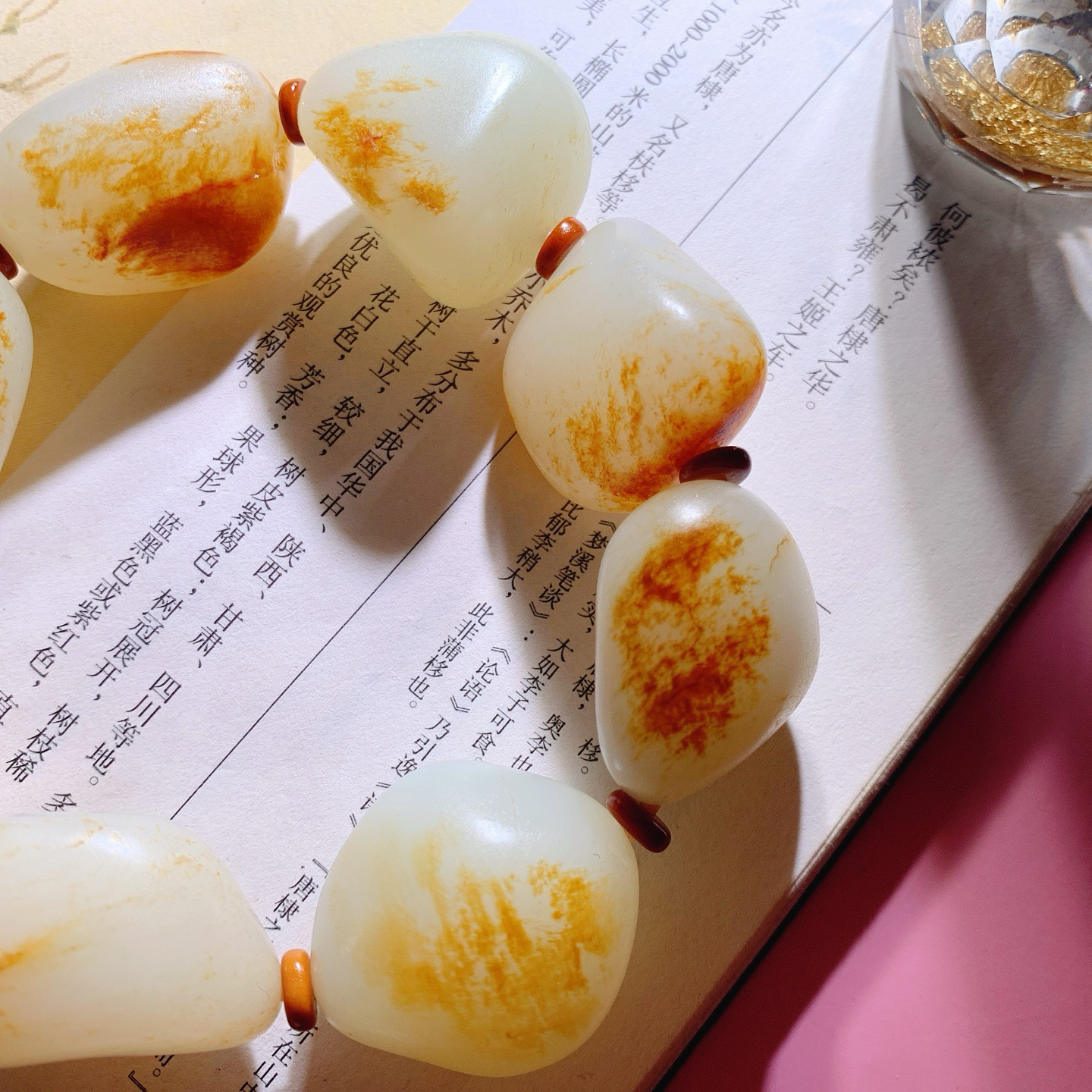 新疆和田玉白玉籽料手串 单颗尺寸28/19/16重119克。玉质细腻油润。手推出油。品相大气 lt260724