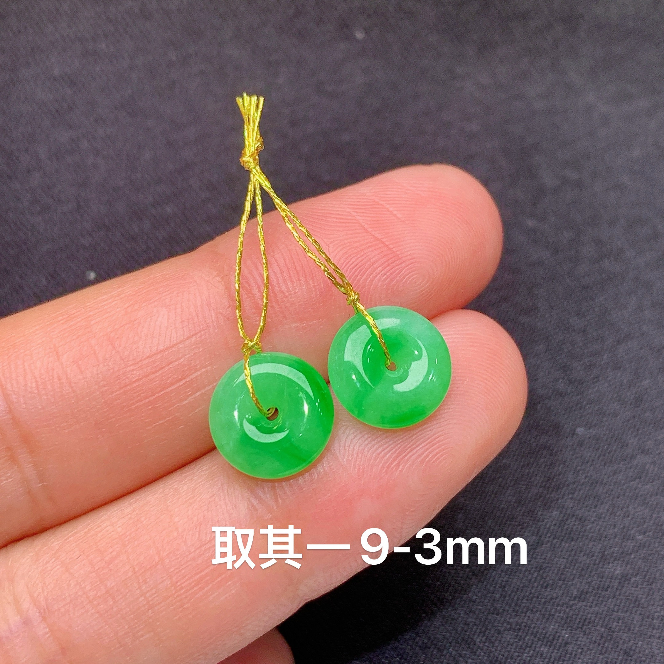 冰阳绿平安扣一对，镶嵌，冰润细腻，种水足，整体尺寸9*3