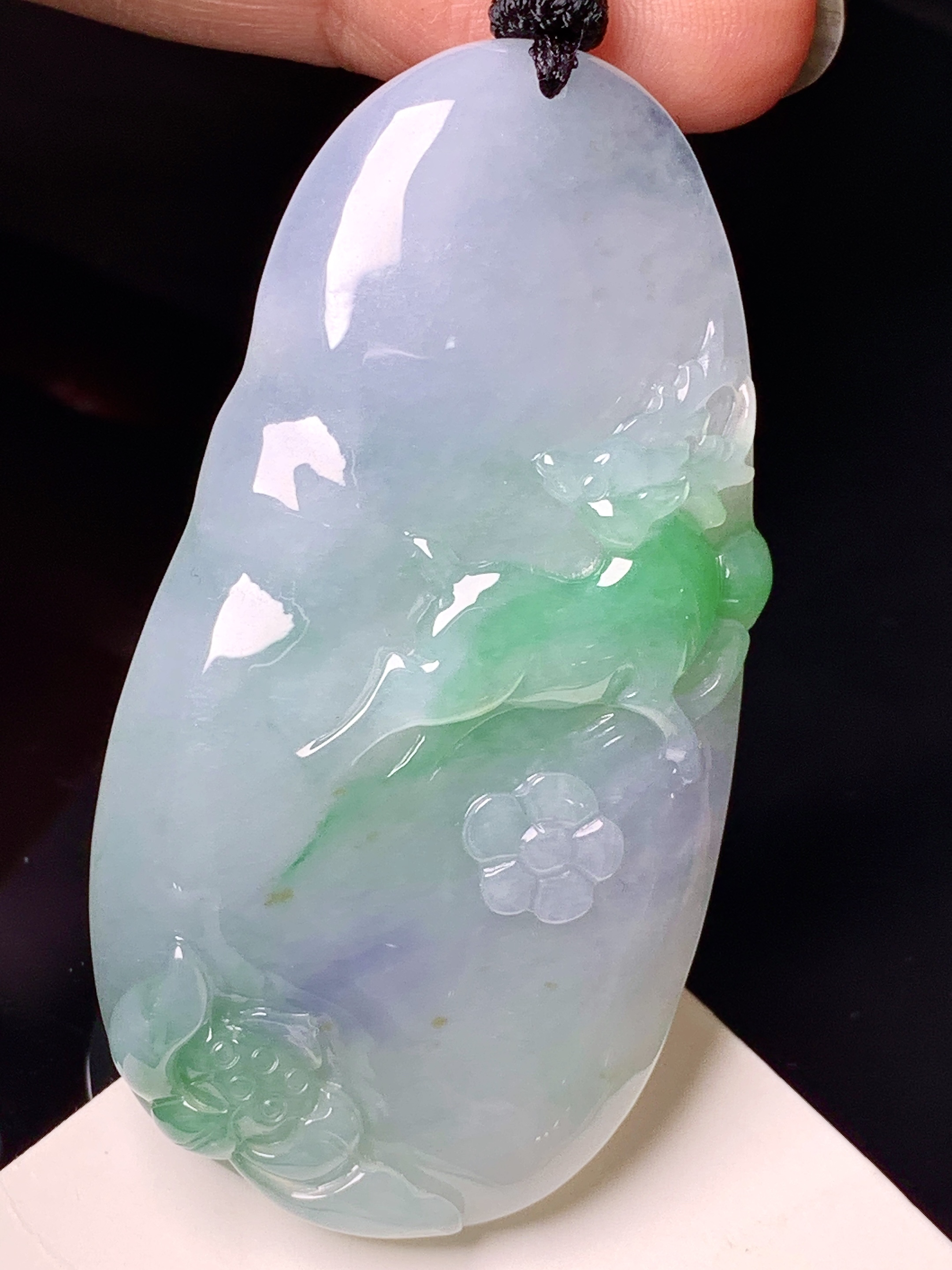 飘绿梅花鹿牌吊坠 玉质细腻 色泽艳丽清新 水润亮眼 整体尺寸57.8*30.3*9 L1