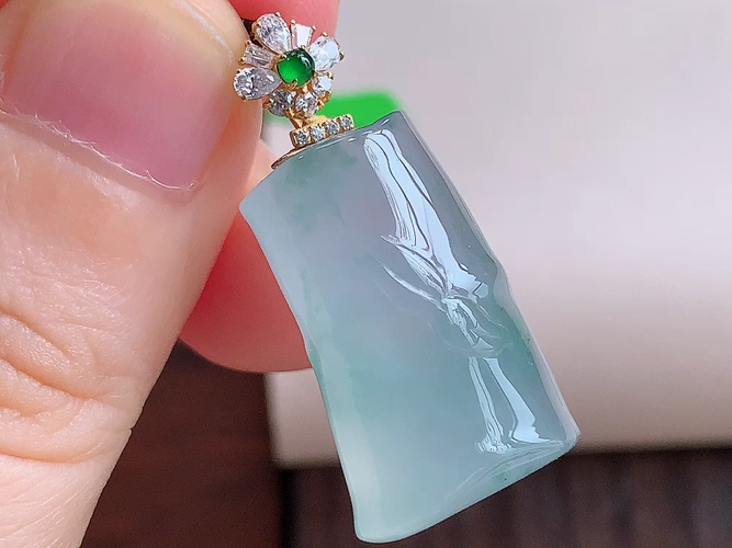 ️ 18K金伴钻节节高，无裂，尺寸31.2/22.5-15.2-12.1mm，包A附证书