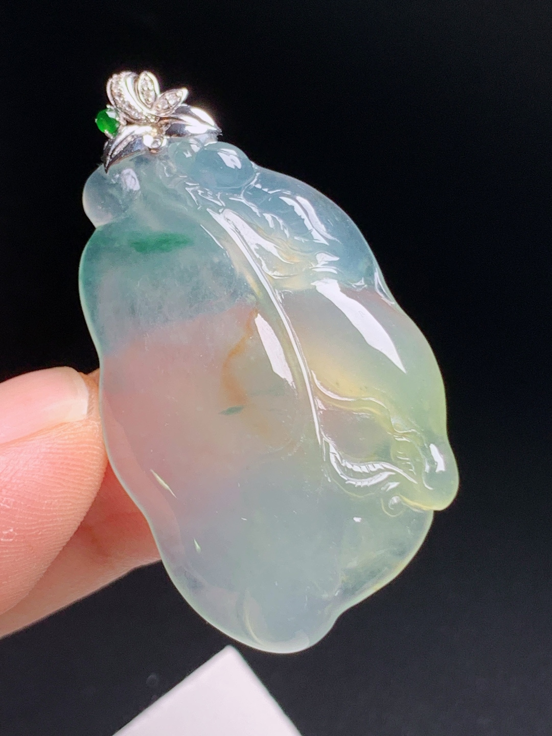 冰黄翡树叶吊坠，冰润底质飘俏色黄绿绿花，精工雕刻饱满圆润，精致镶头显贵气