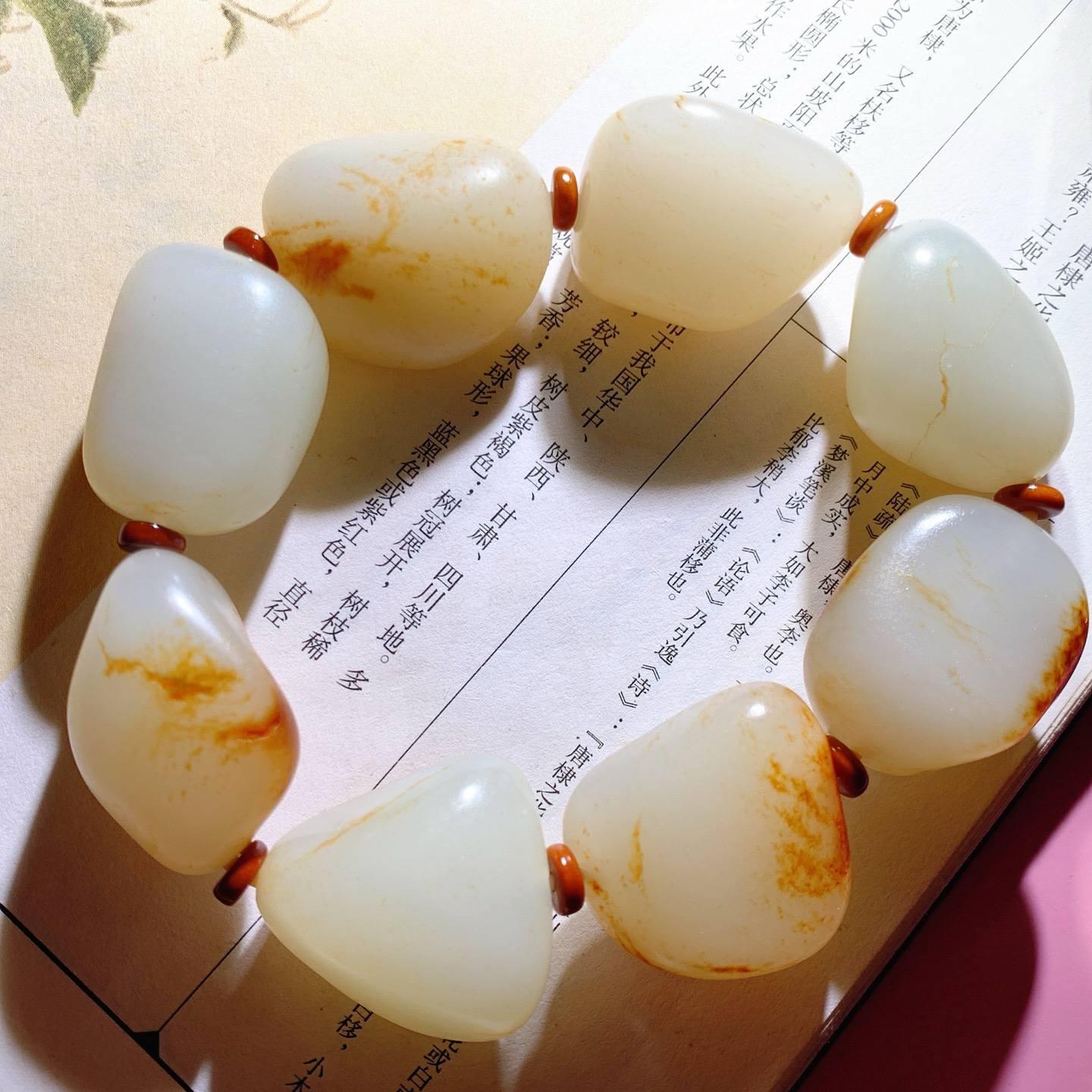 新疆和田玉白玉籽料手串 单颗尺寸28/19/16重119克。玉质细腻油润。手推出油。品相大气 lt260724