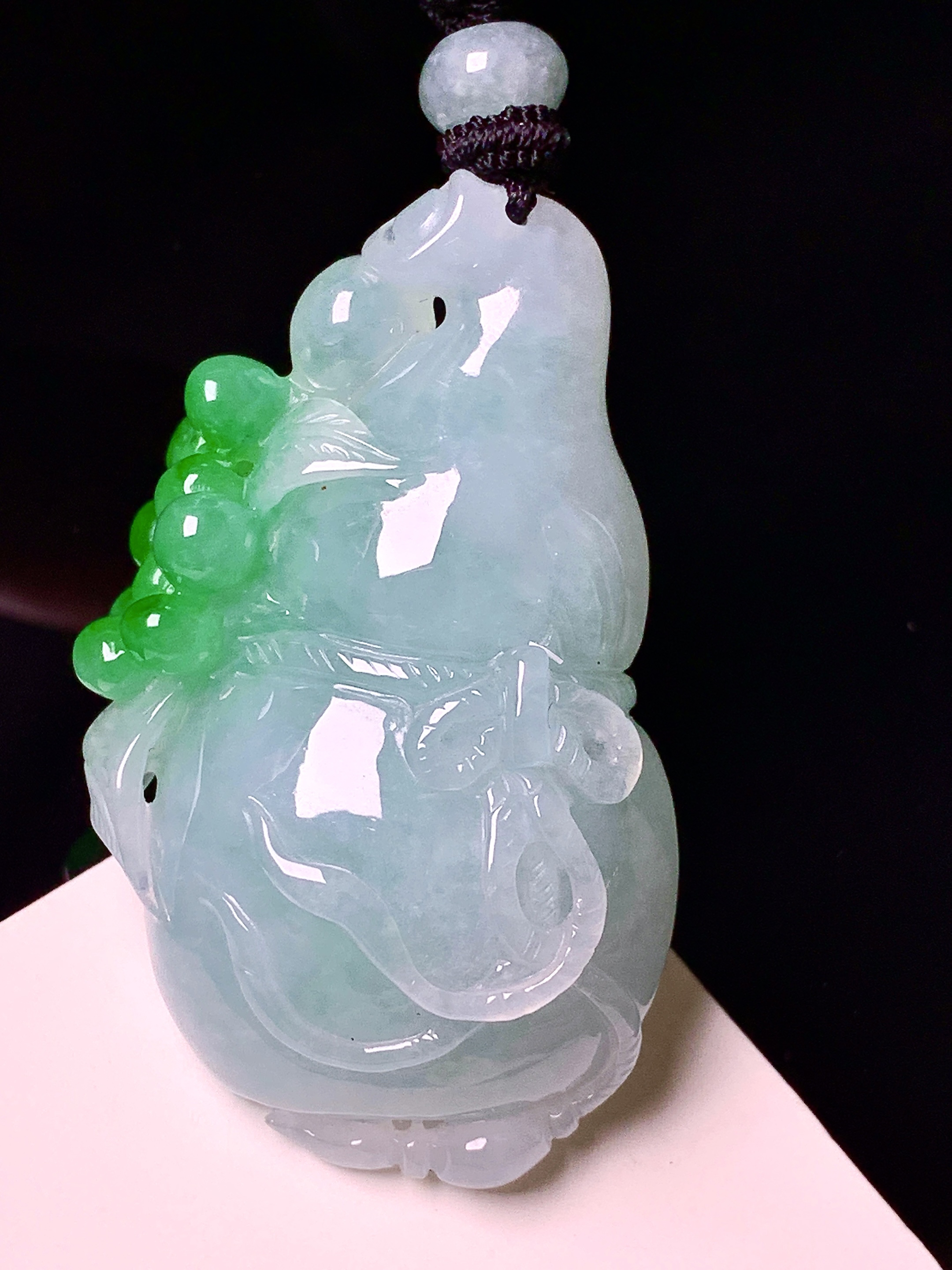 飘绿雕花葫芦吊坠 玉质细腻 色泽艳丽清新 水润亮眼 整体尺寸46.3*27.3*12 w1