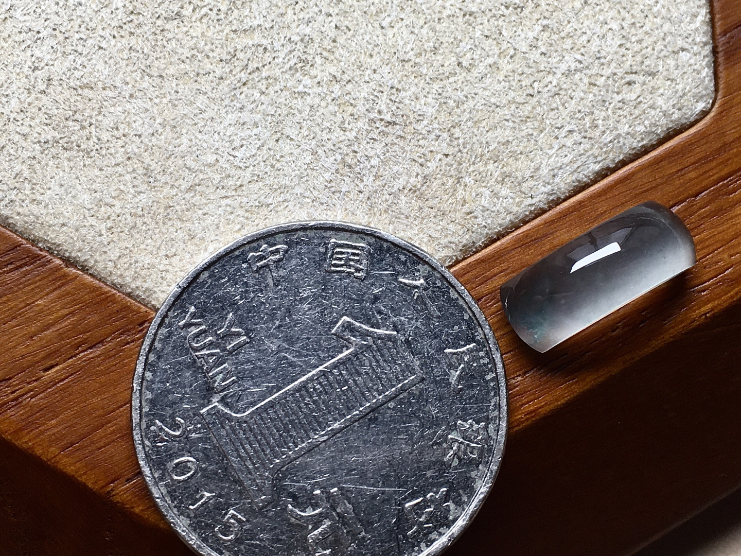 玻璃种飘花马鞍 飘花色泽漂亮，起光感，尺寸13.8*5.3*4.2