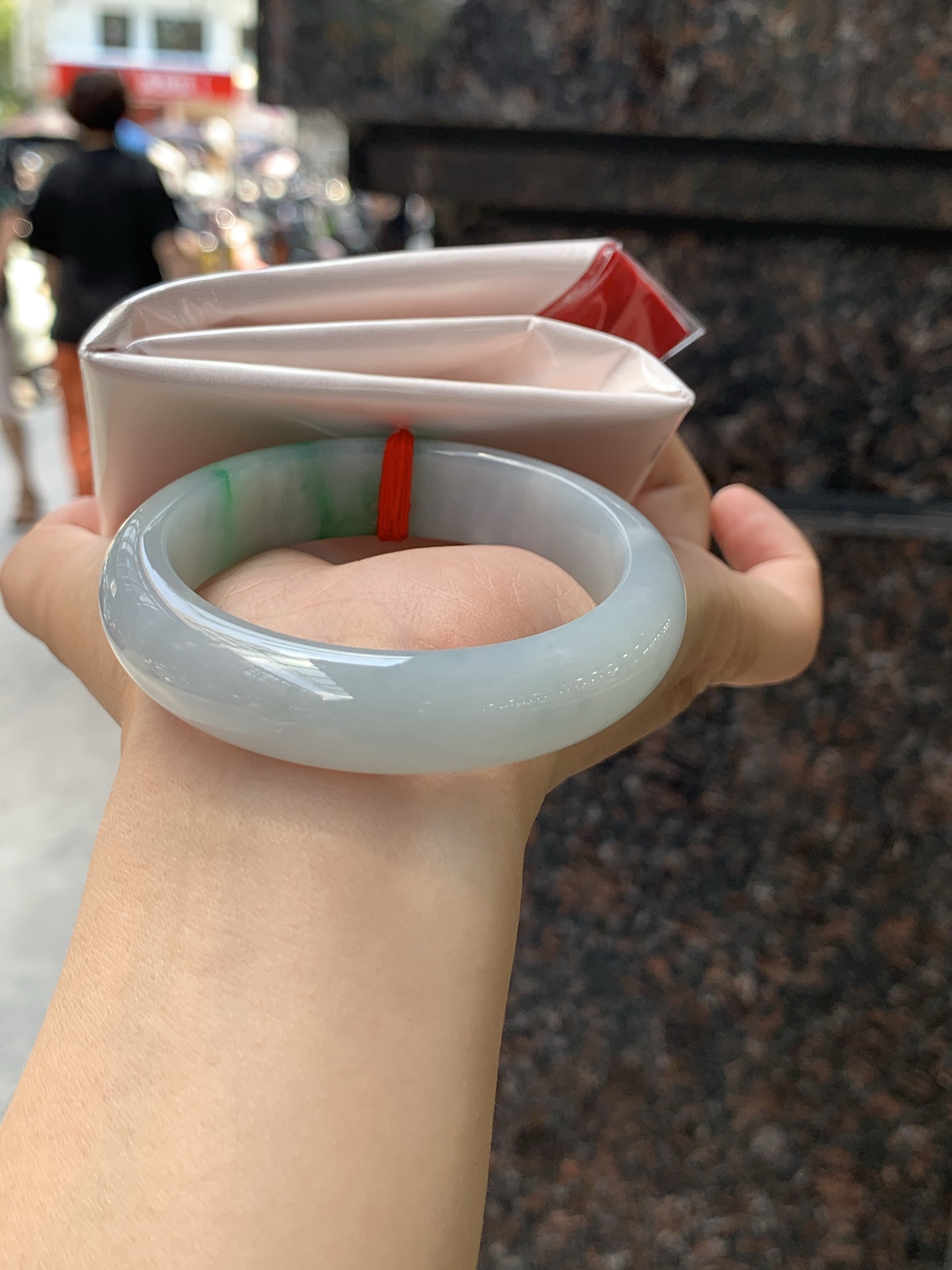 飘阳绿正圈 51.8-13.2-7.8 0724-4A169 打灯纹裂，飘阳绿花，鲜艳得像新冒头的嫩芽，灵动清新，即柔和又充满生机。