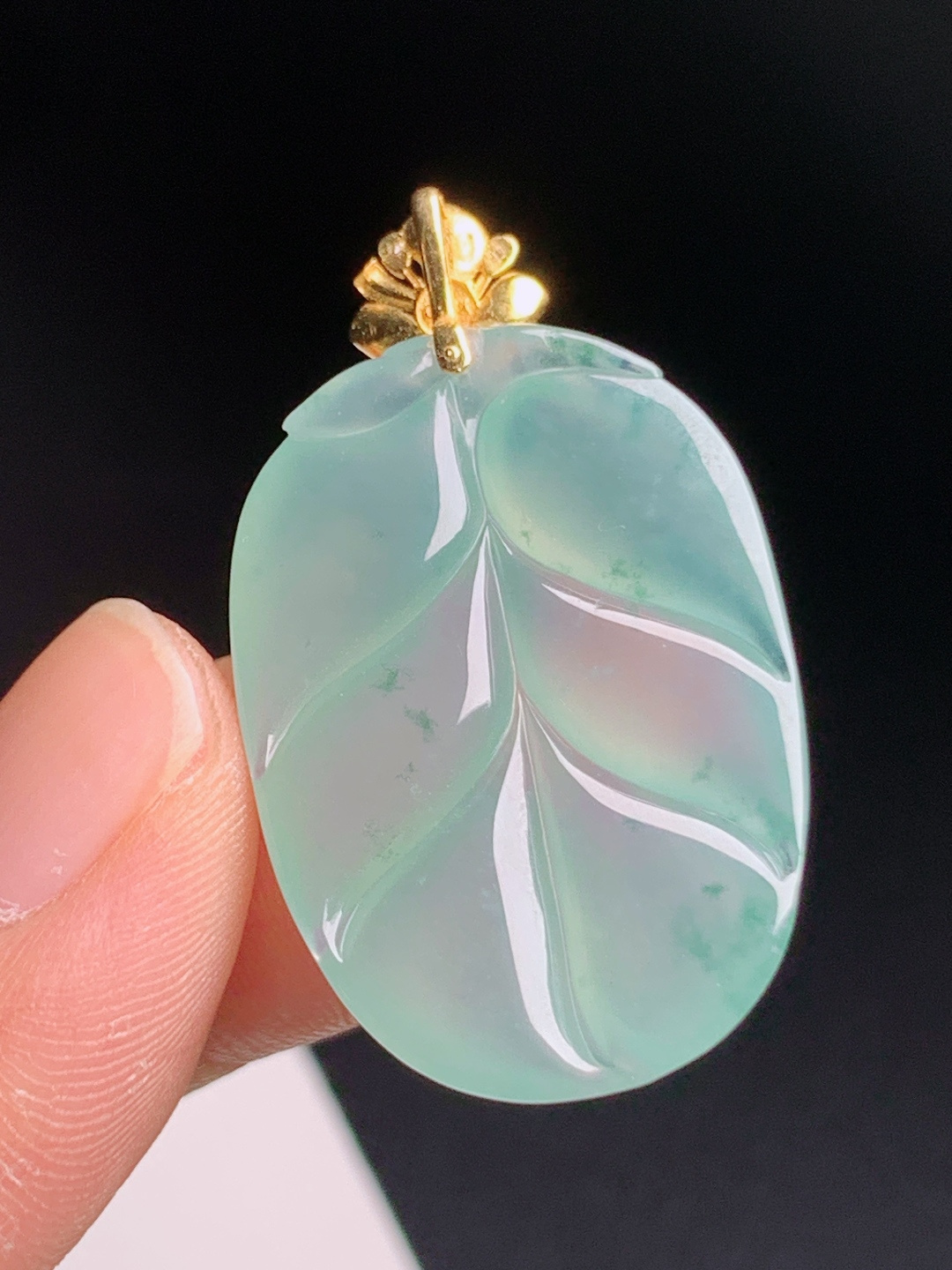 高冰晴水树叶吊坠，通透起光胶润细腻，金镶绿蛋顶扣精致雅致，大业有成 裸石29-20.5-4.3 整体35.9 53