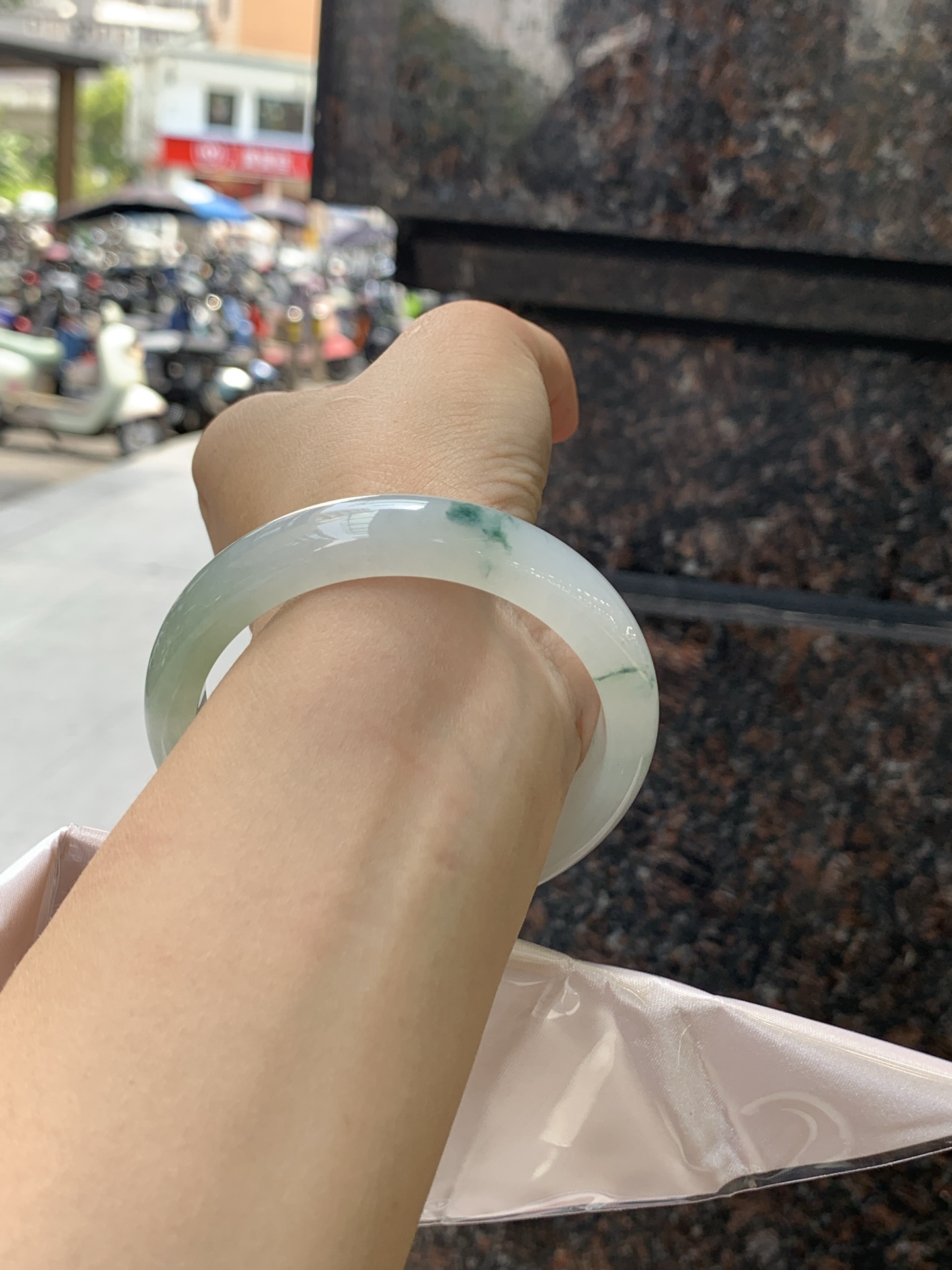 冰飘花正圈 56.2-12.2-7.7 0724-4A170 无裂，底妆胶润，一朵蓝绿花灵动飘逸，勾勒出一幅唯美诗意的山水意境画，古典优雅又秀气