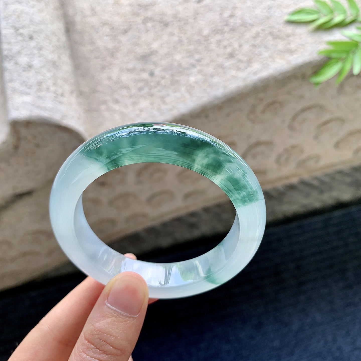 正圈53 54【圈口】54.4/13/9.2【编码】TB072535【描述】冰飘花，清透，水润，种老，细腻，无裂