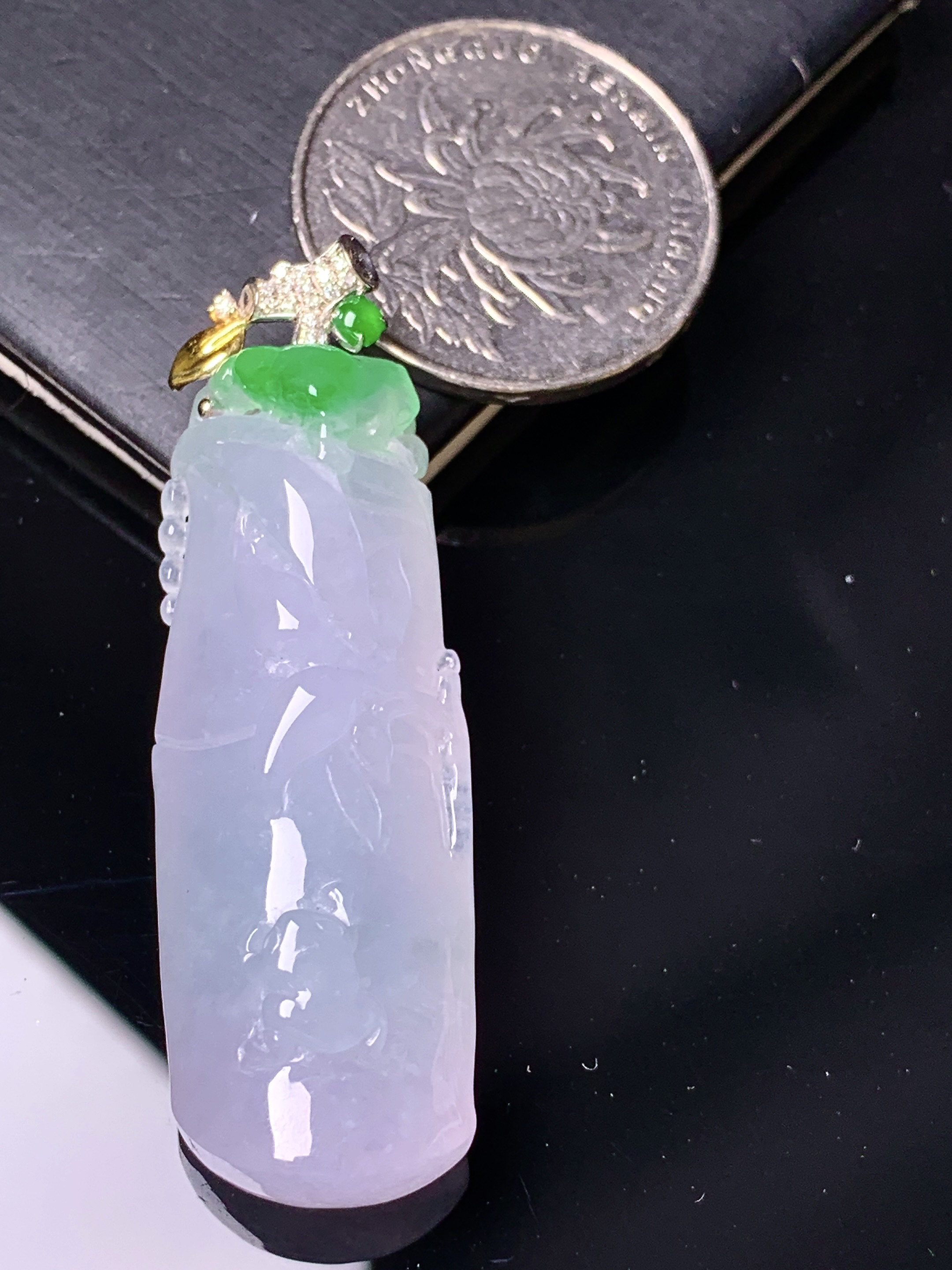 18k金钻镶嵌飘绿竹节吊坠 玉质细腻 色泽艳丽清新 水润亮眼 整体尺寸50.5*16.2*11.8 b1