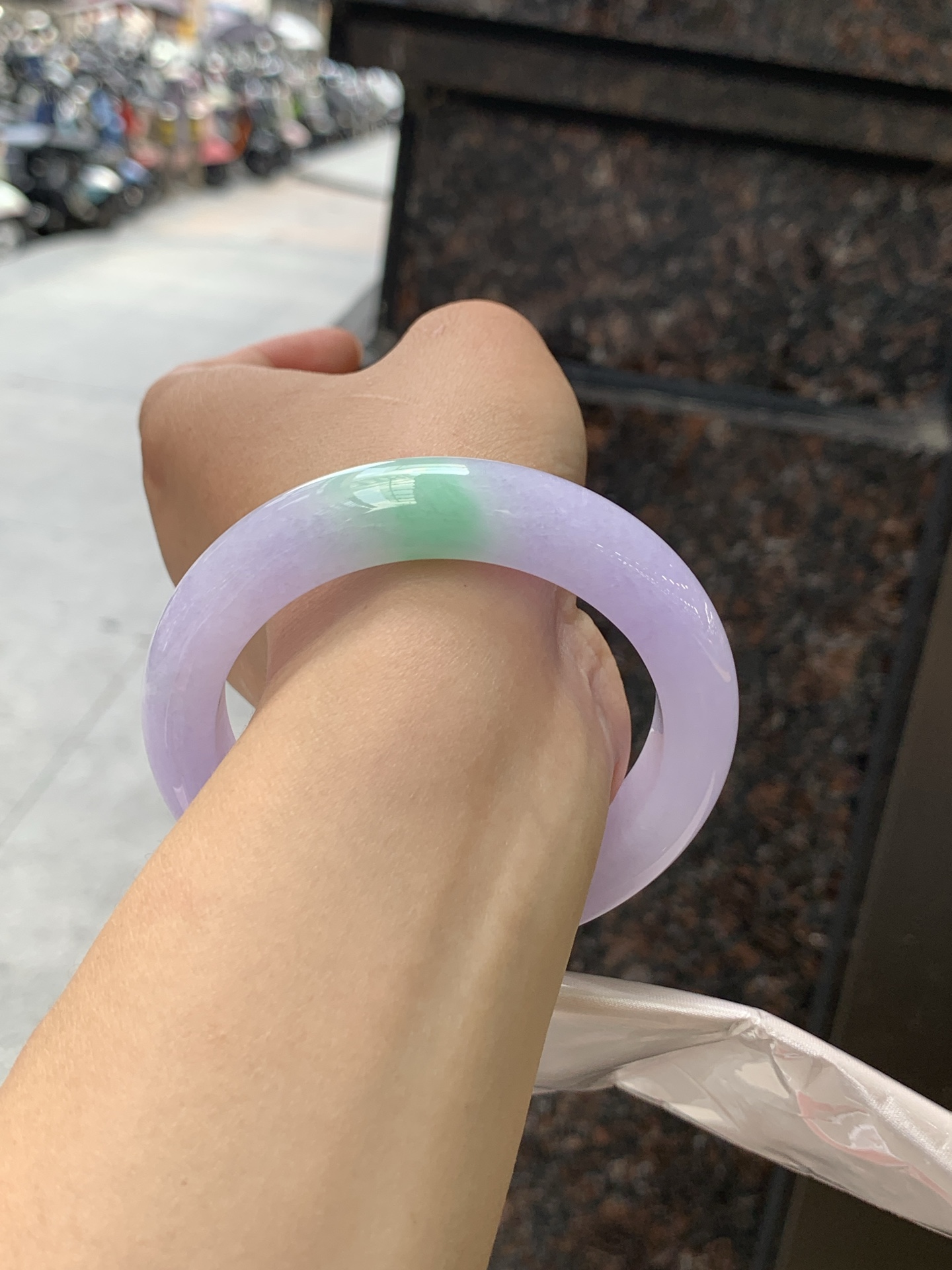 春彩正圈 56.3-12.3-9.8 0724-N1246 打灯纹裂，底妆水润细腻，浓郁紫底与果阳绿搭配，宛如春天的繁华。在岁月的长河流转中绽放着独特的魅力，气质温婉而迷人。