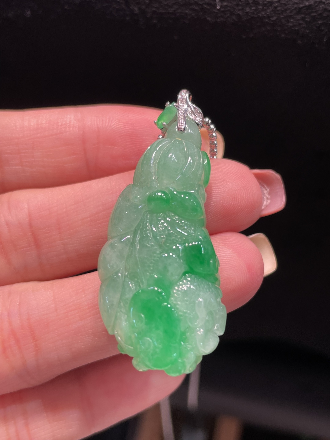 ️翡翠A货 白菜吊坠 阳绿满色，料子冰润细腻，种老起光，18k金镶真钻，上身佩戴效果很好 尺寸如图，40-18.6-10.9