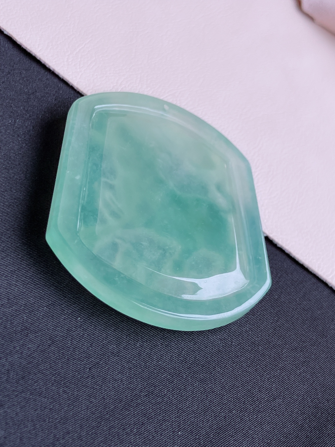 绿底生肖牛牌，晶莹剔透，尺寸51.3/43.6/5.8/自然光实拍