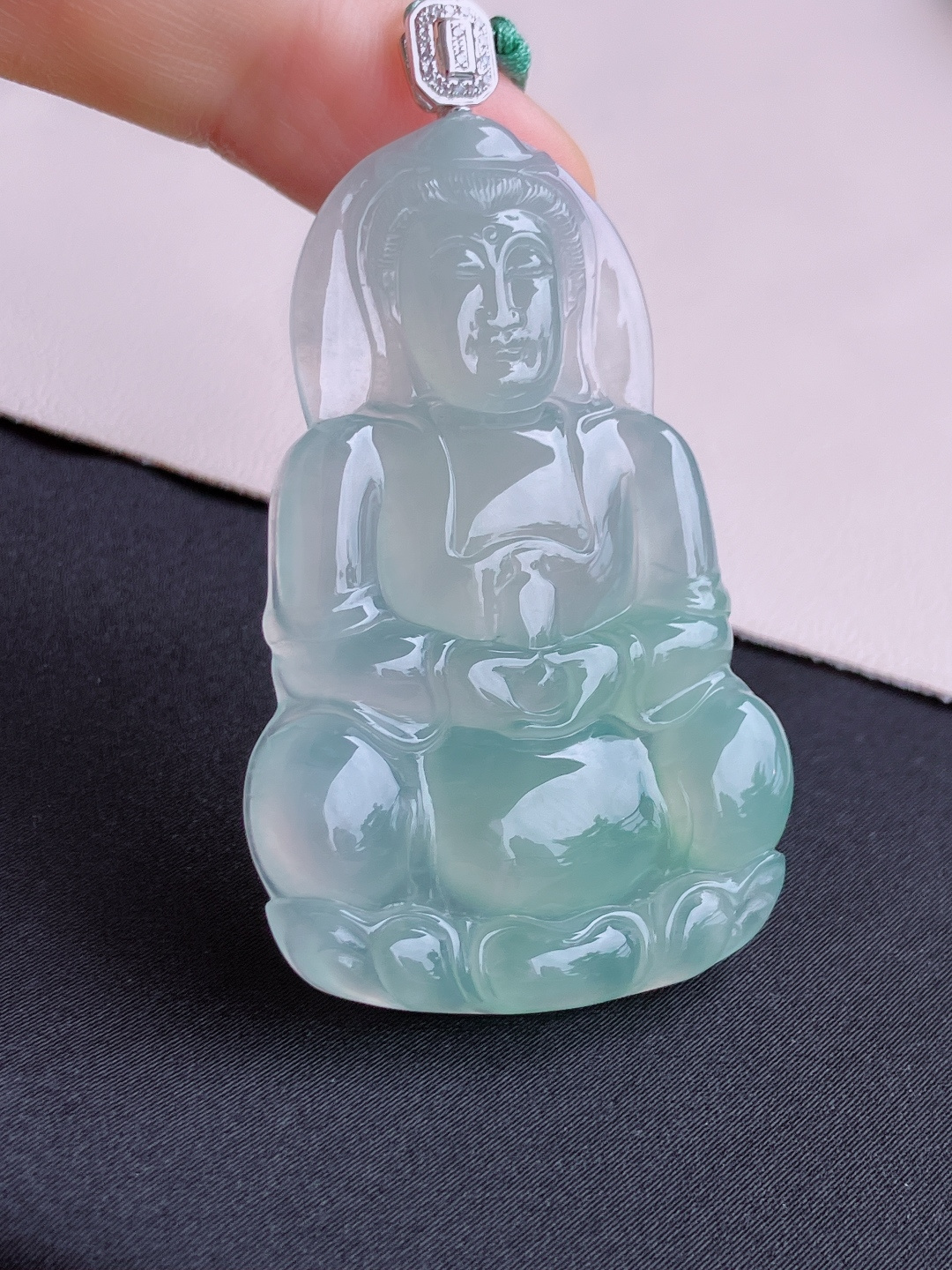 底色观音，晶莹剔透，面容慈祥，尺寸65.5/58/36.6/6.5/自然光实拍
