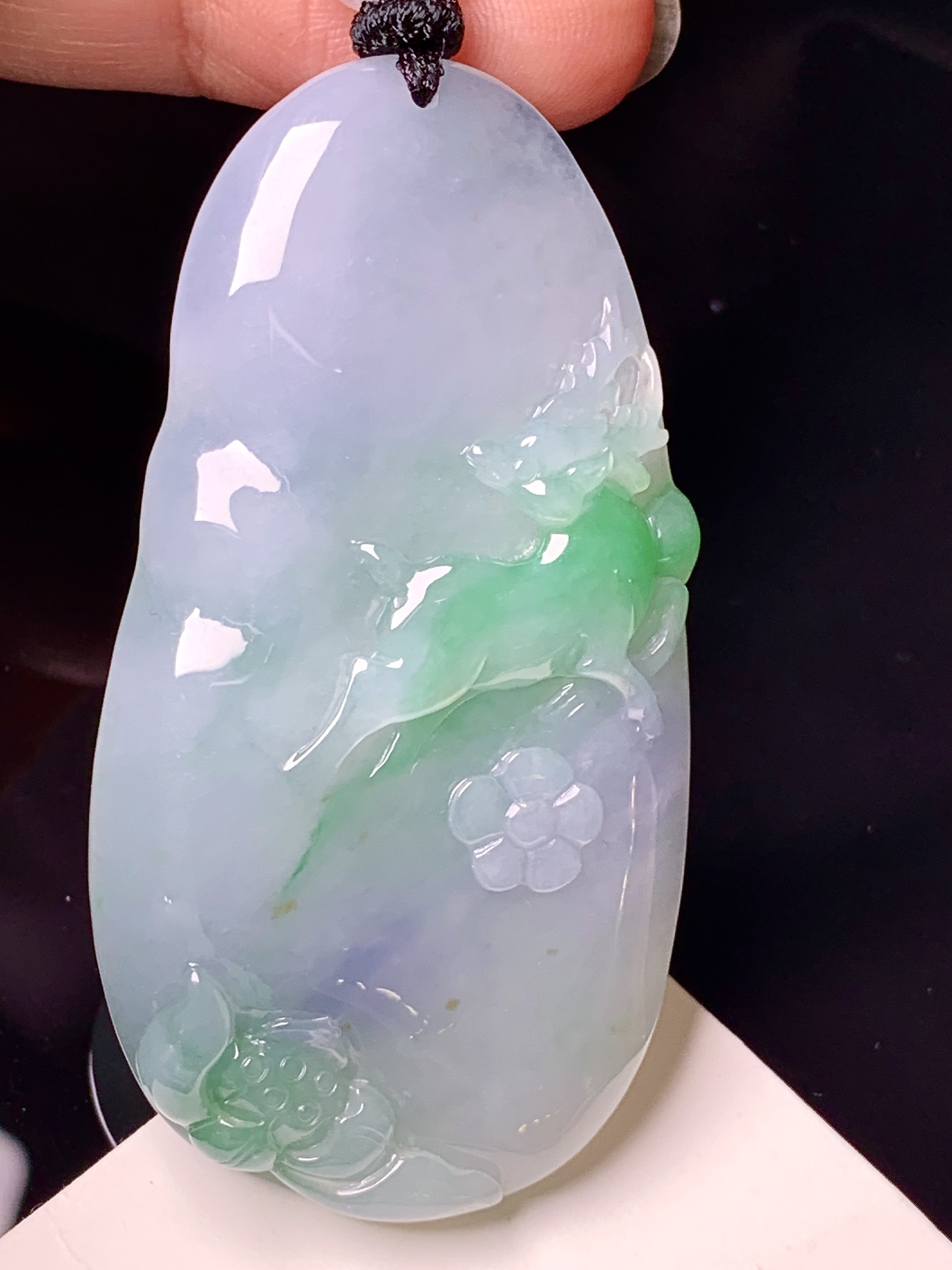 飘绿梅花鹿牌吊坠 玉质细腻 色泽艳丽清新 水润亮眼 整体尺寸57.8*30.3*9 L1