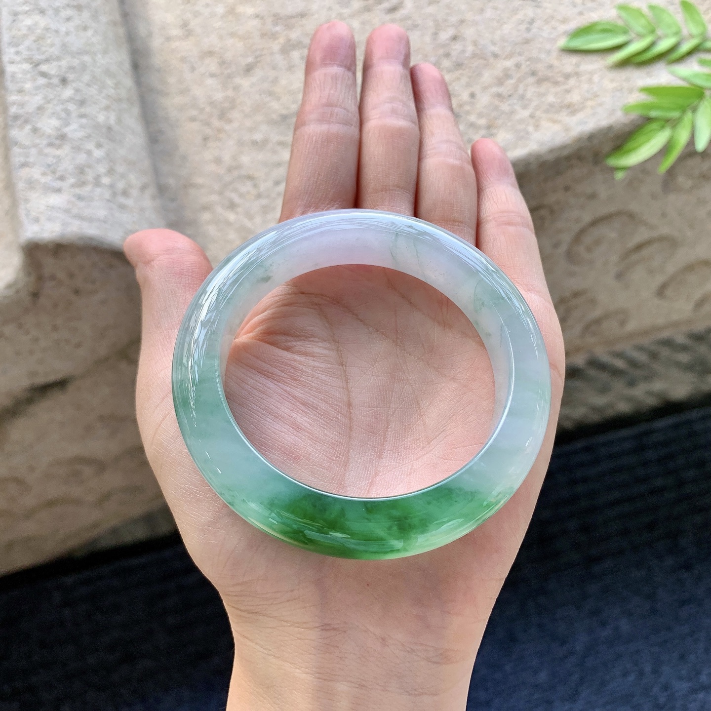 正圈54 55【圈口】55.2/13/9.6【编码】W6072525【描述】冰糯飘辣绿，水润，种老，细腻，无裂