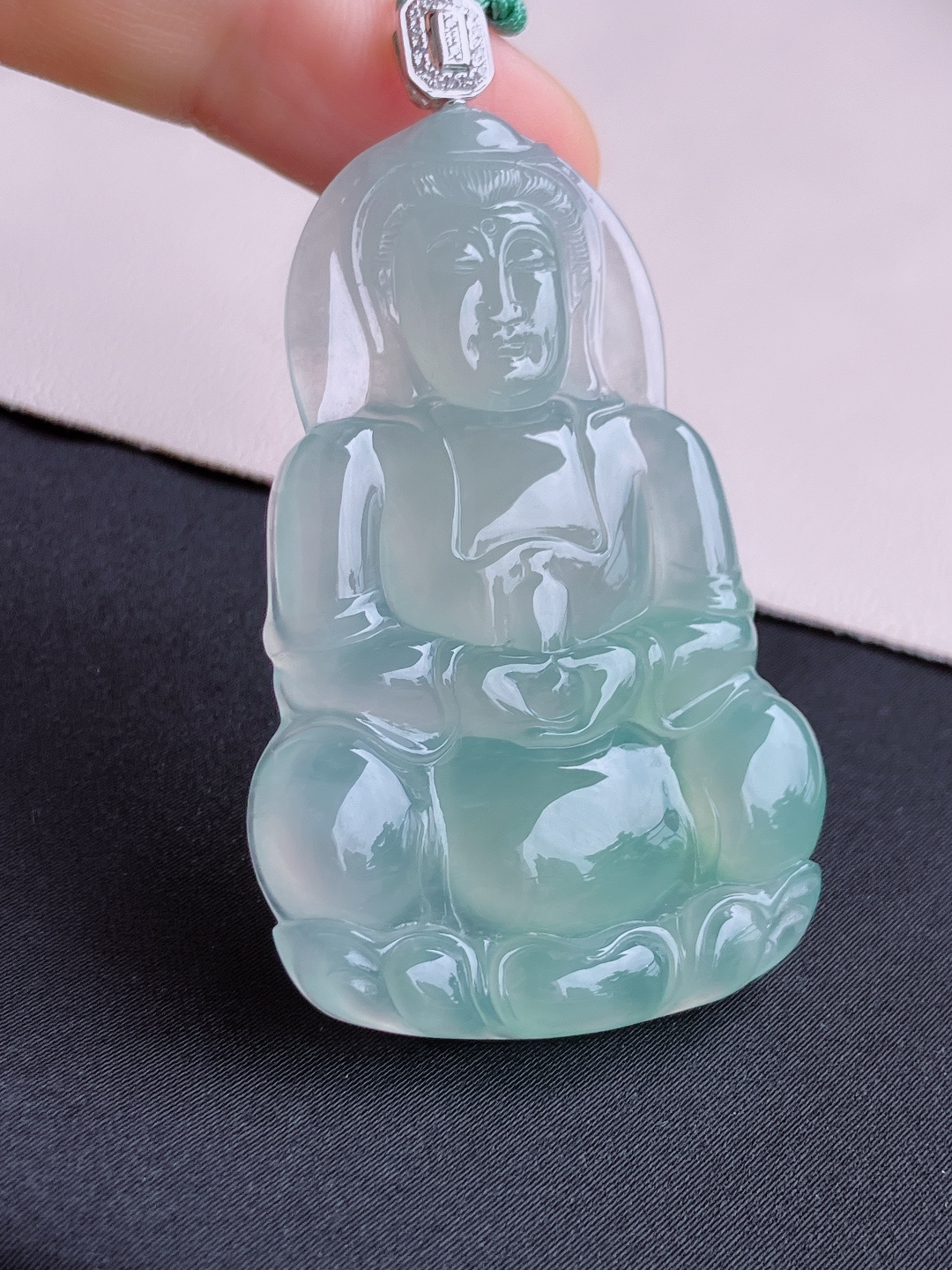 底色观音，晶莹剔透，面容慈祥，尺寸65.5/58/36.6/6.5/自然光实拍