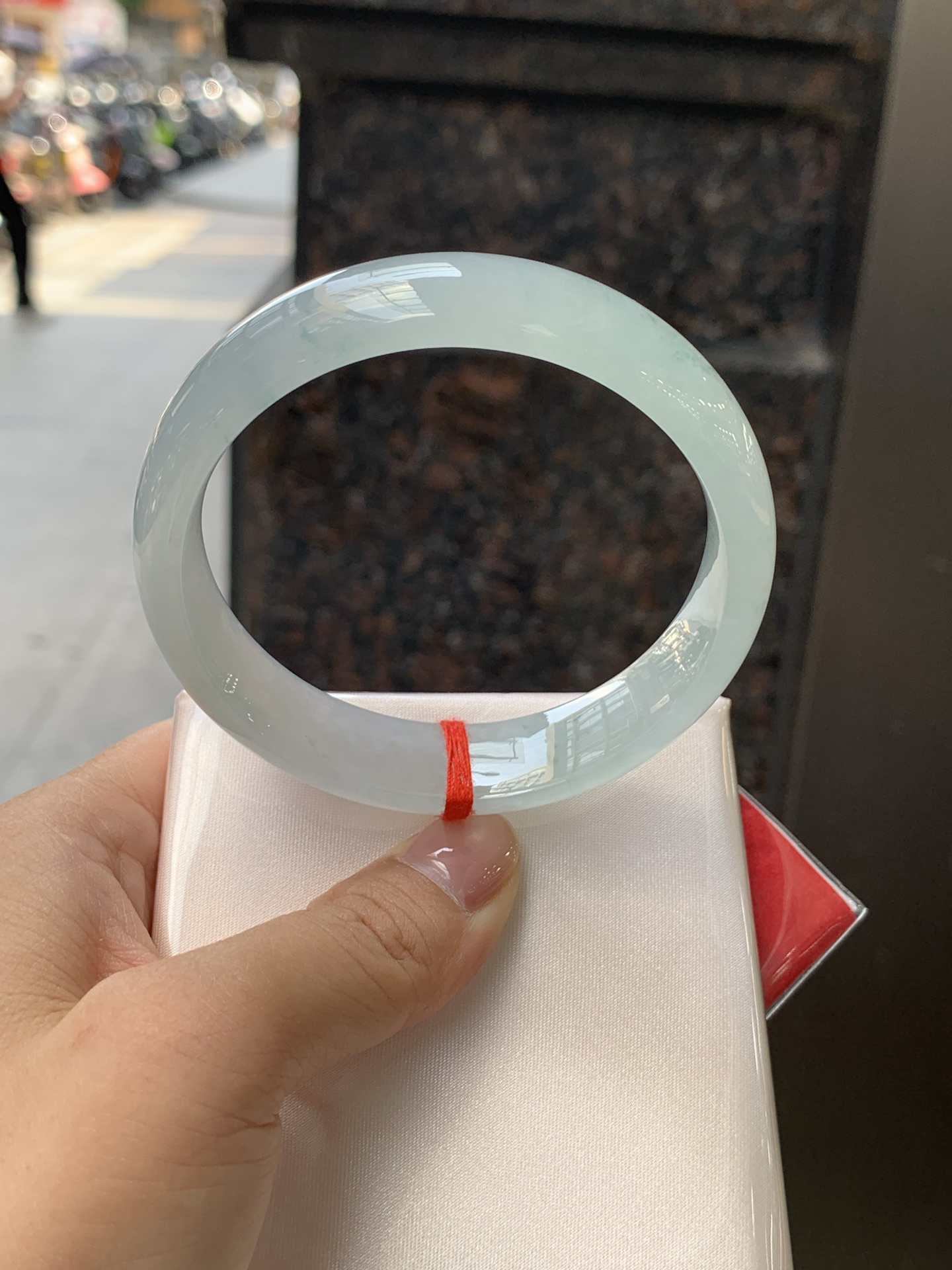 冰飘花正圈 59.3-15-7.3 0724-N1425 无裂，底妆冰润起光感，冰底中开出了朵朵蓝绿花，飘花灵动飘逸，勾勒出一幅唯美诗意的山水意境画，古典优雅又秀气
