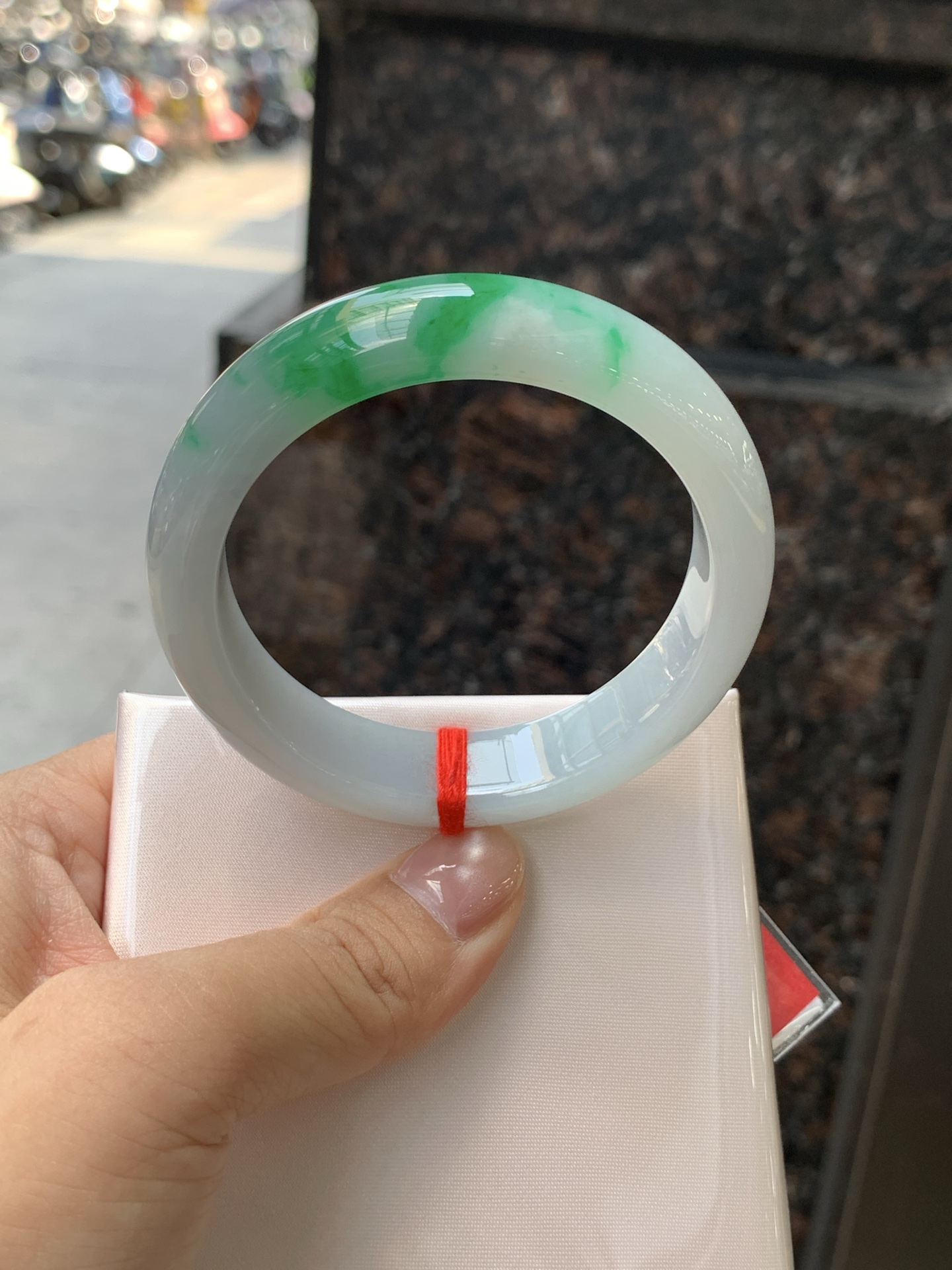 飘阳绿正圈 51.8-13.2-7.8 0724-4A169 打灯纹裂，飘阳绿花，鲜艳得像新冒头的嫩芽，灵动清新，即柔和又充满生机。