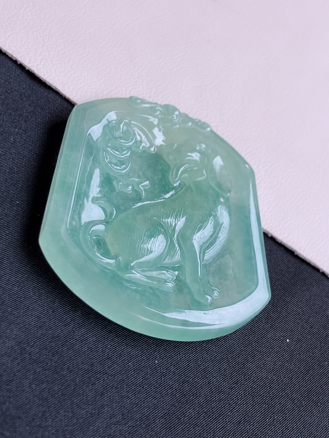 底色生肖狗牌，晶莹剔透，尺寸49/41/5/自然光实拍