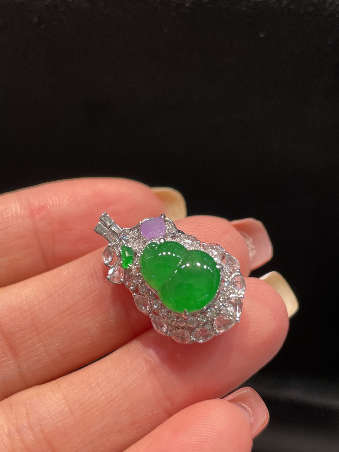 ️ 翡翠A货 葫芦吊坠 阳绿满色，料子冰润细腻，种老起光，18k金镶真钻，上身佩戴效果很好 整体23.9-14.5-11.3裸石11-8.7-3