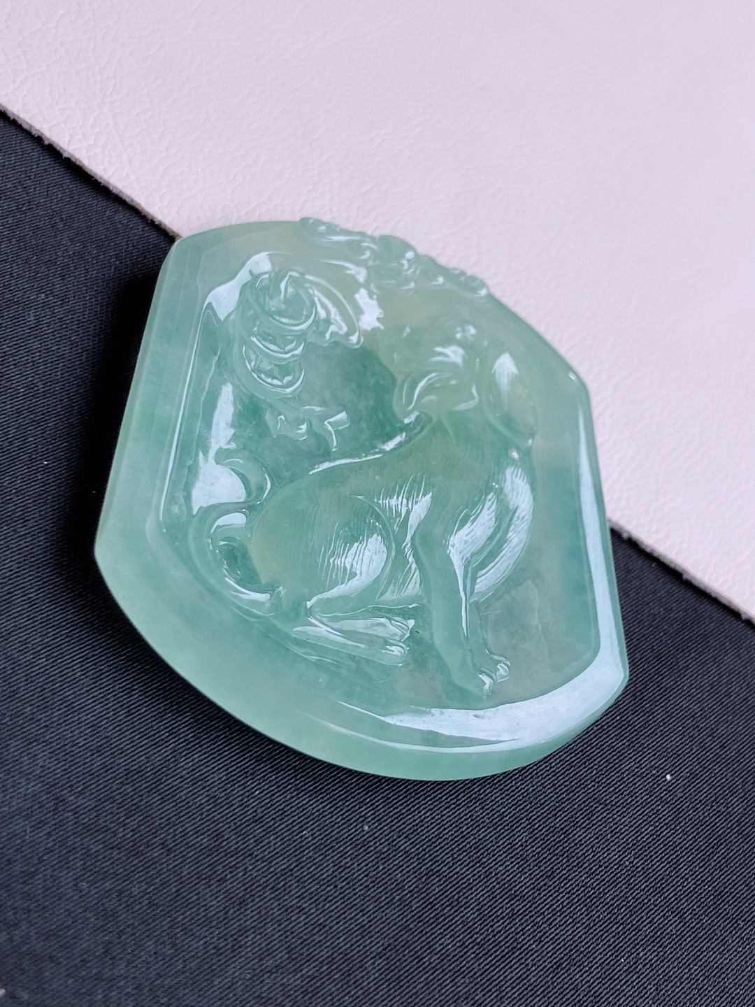 底色生肖狗牌，晶莹剔透，尺寸49/41/5/自然光实拍