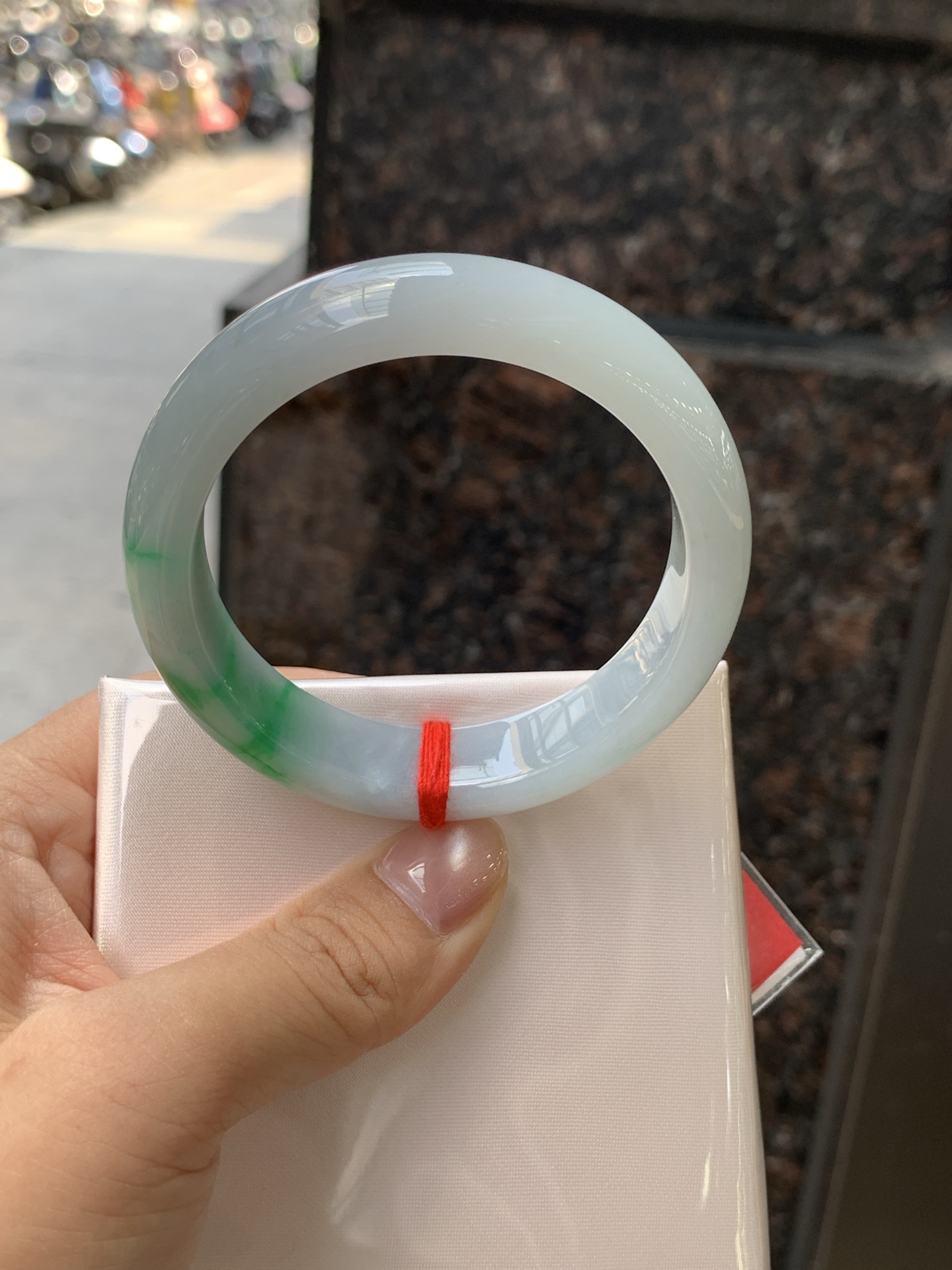 飘阳绿正圈 51.8-13.2-7.8 0724-4A169 打灯纹裂，飘阳绿花，鲜艳得像新冒头的嫩芽，灵动清新，即柔和又充满生机。
