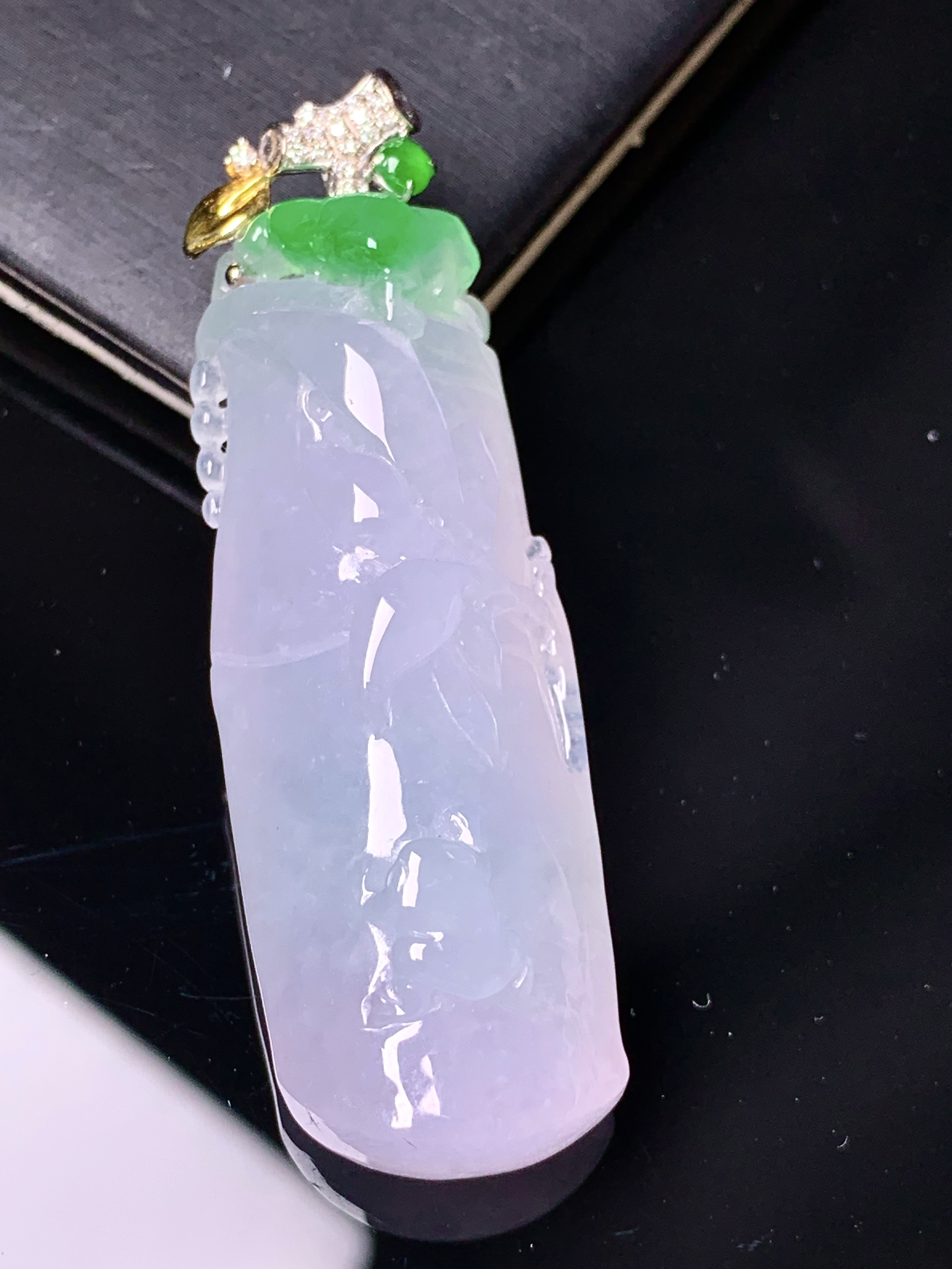 18k金钻镶嵌飘绿竹节吊坠 玉质细腻 色泽艳丽清新 水润亮眼 整体尺寸50.5*16.2*11.8 b1