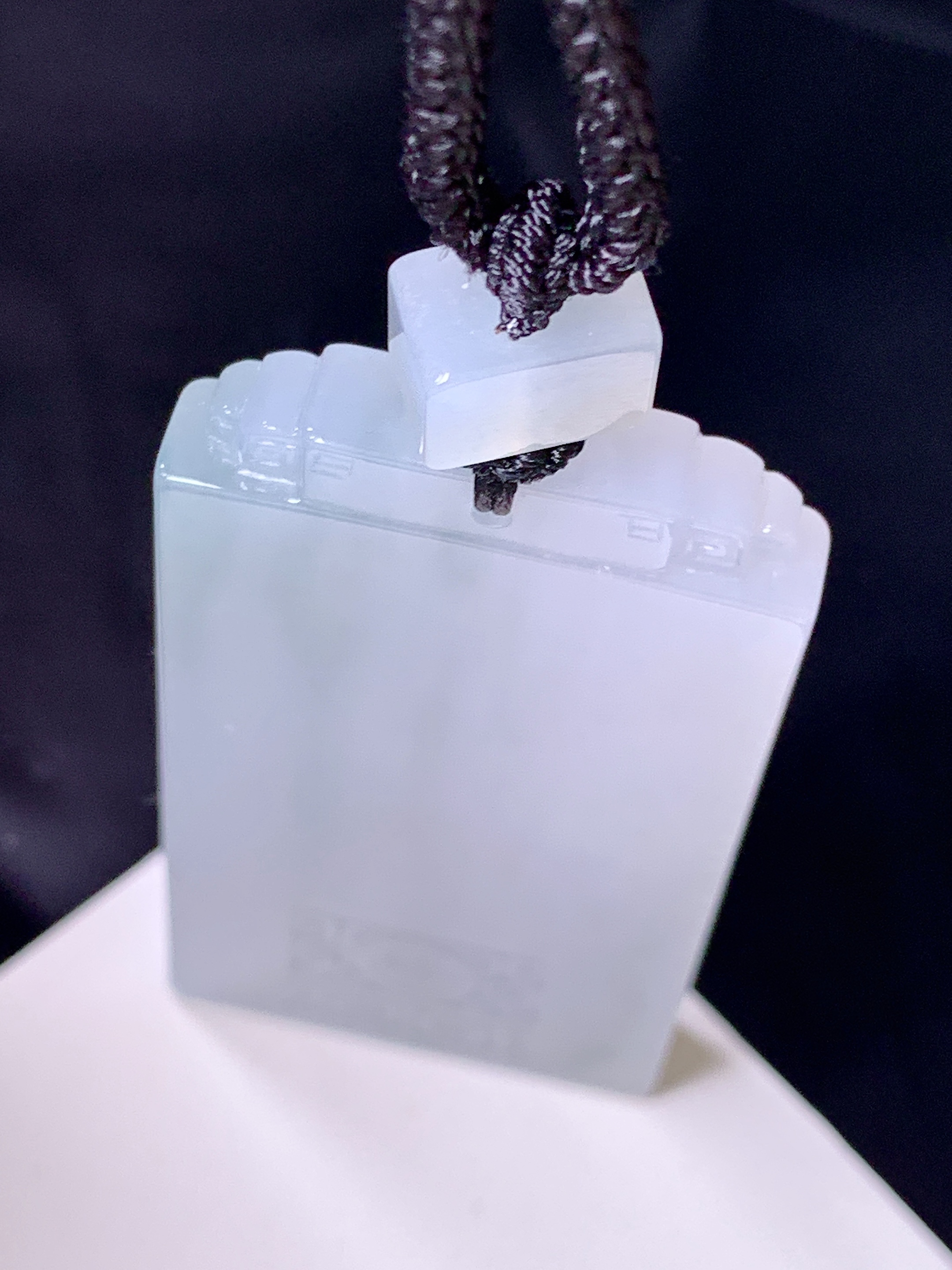 飘绿无事牌吊坠 玉质细腻 色泽艳丽清新 水润亮眼 整体尺寸57*29*6 L1