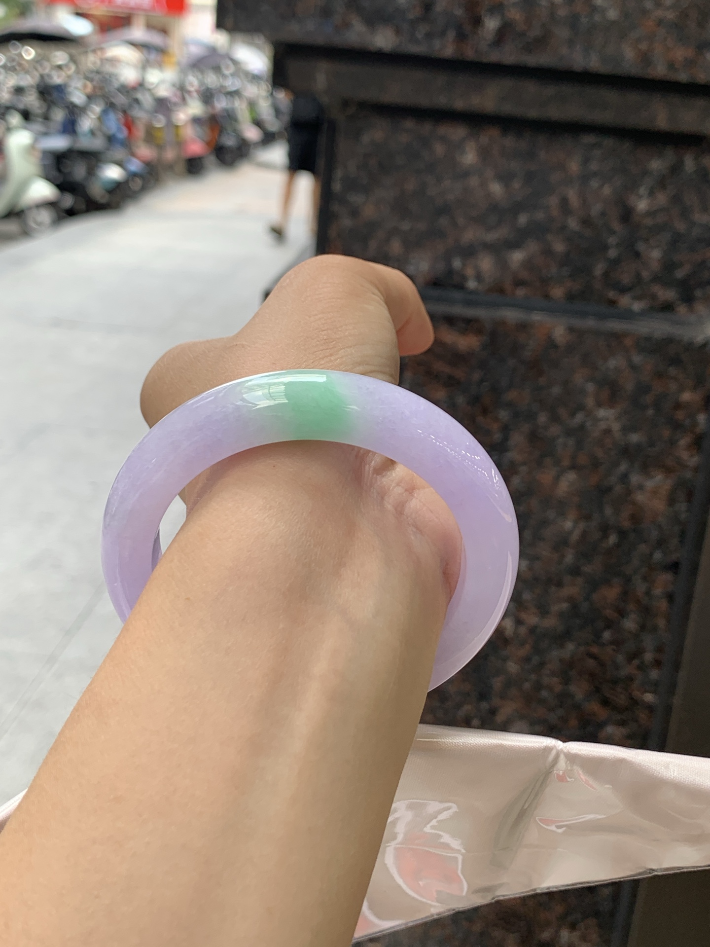 春彩正圈 56.3-12.3-9.8 0724-N1246 打灯纹裂，底妆水润细腻，浓郁紫底与果阳绿搭配，宛如春天的繁华。在岁月的长河流转中绽放着独特的魅力，气质温婉而迷人。